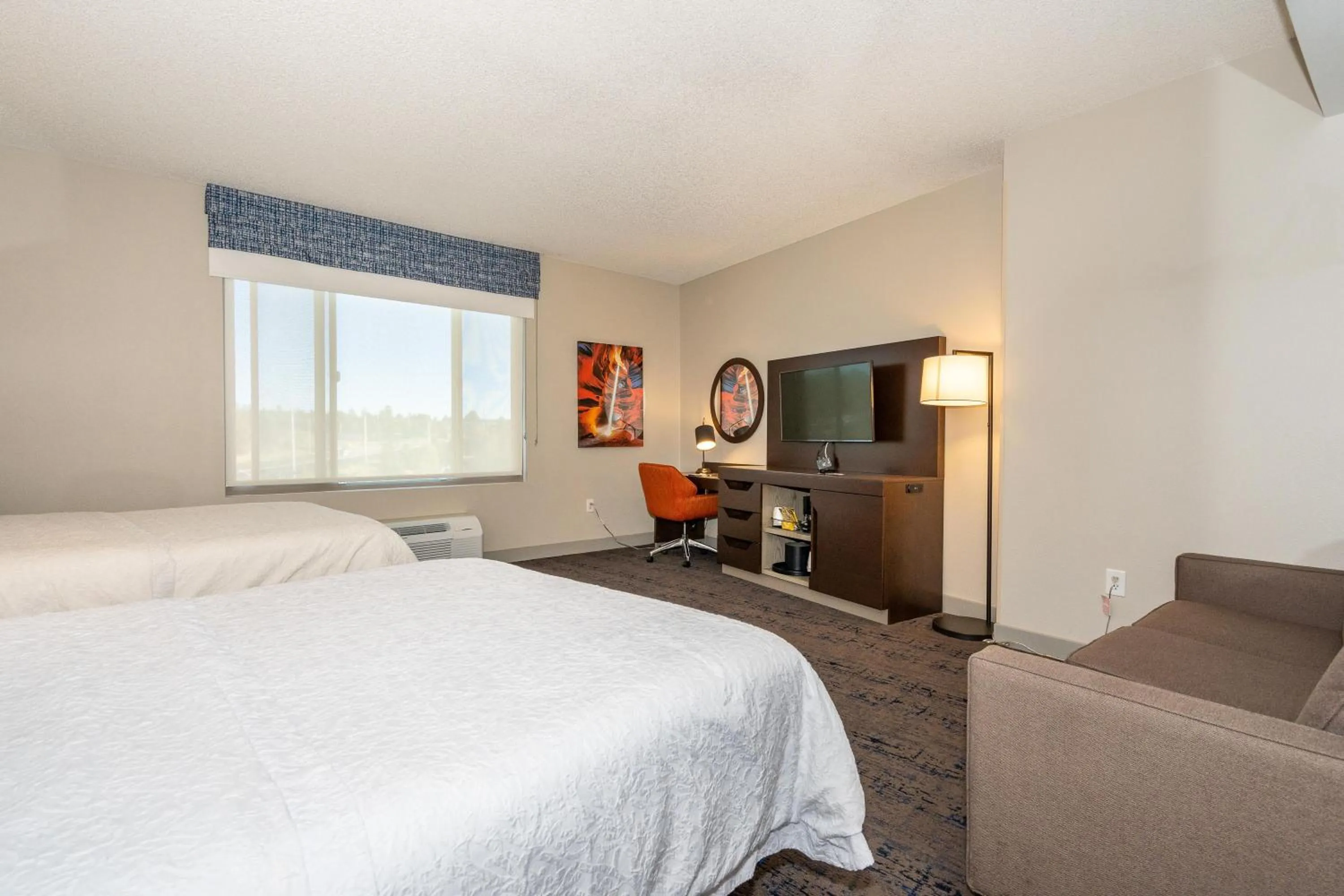 Living room, Bed in Hampton Inn & Suites Flagstaff - West