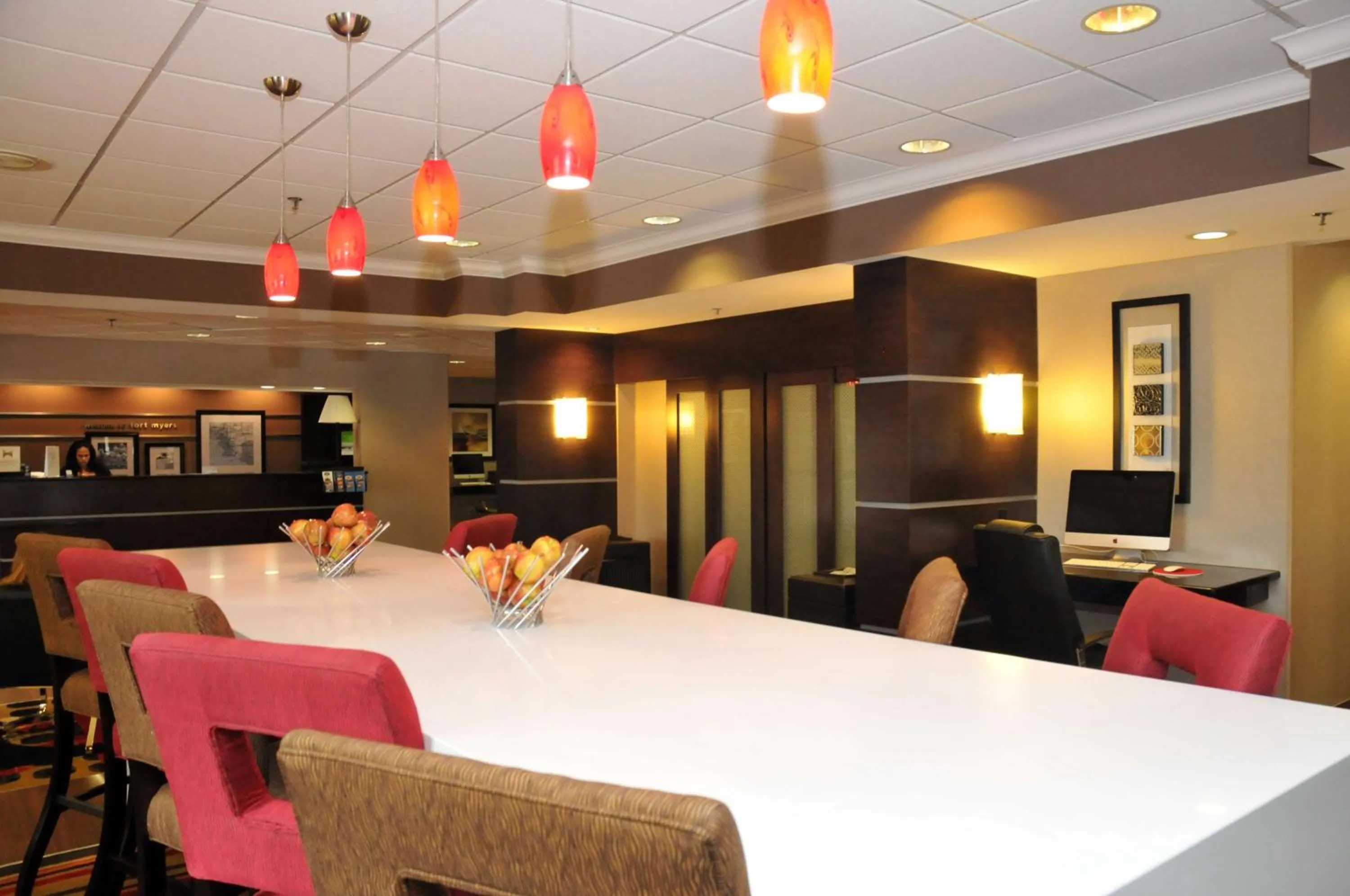 Dining area in Hampton Inn Fort Myers-Airport & I-75