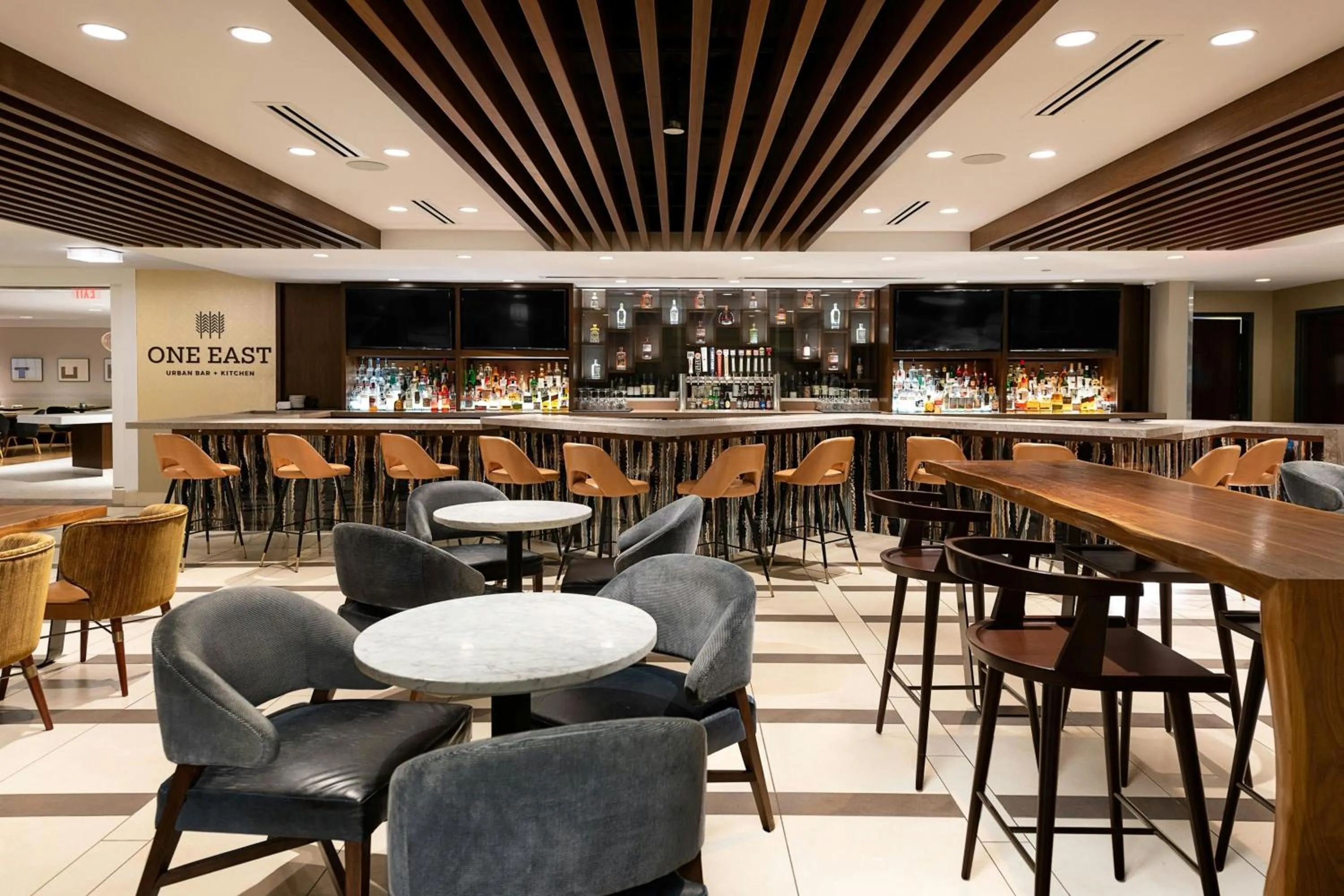 Lounge or bar in The Westin Kansas City at Crown Center