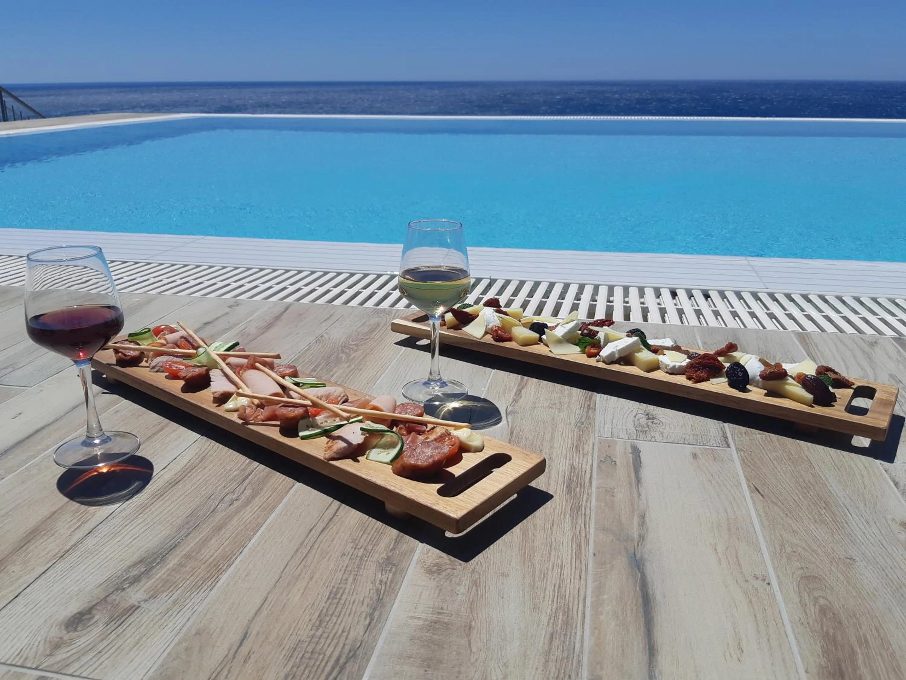 Restaurant/places to eat in Portela Suites Kastri