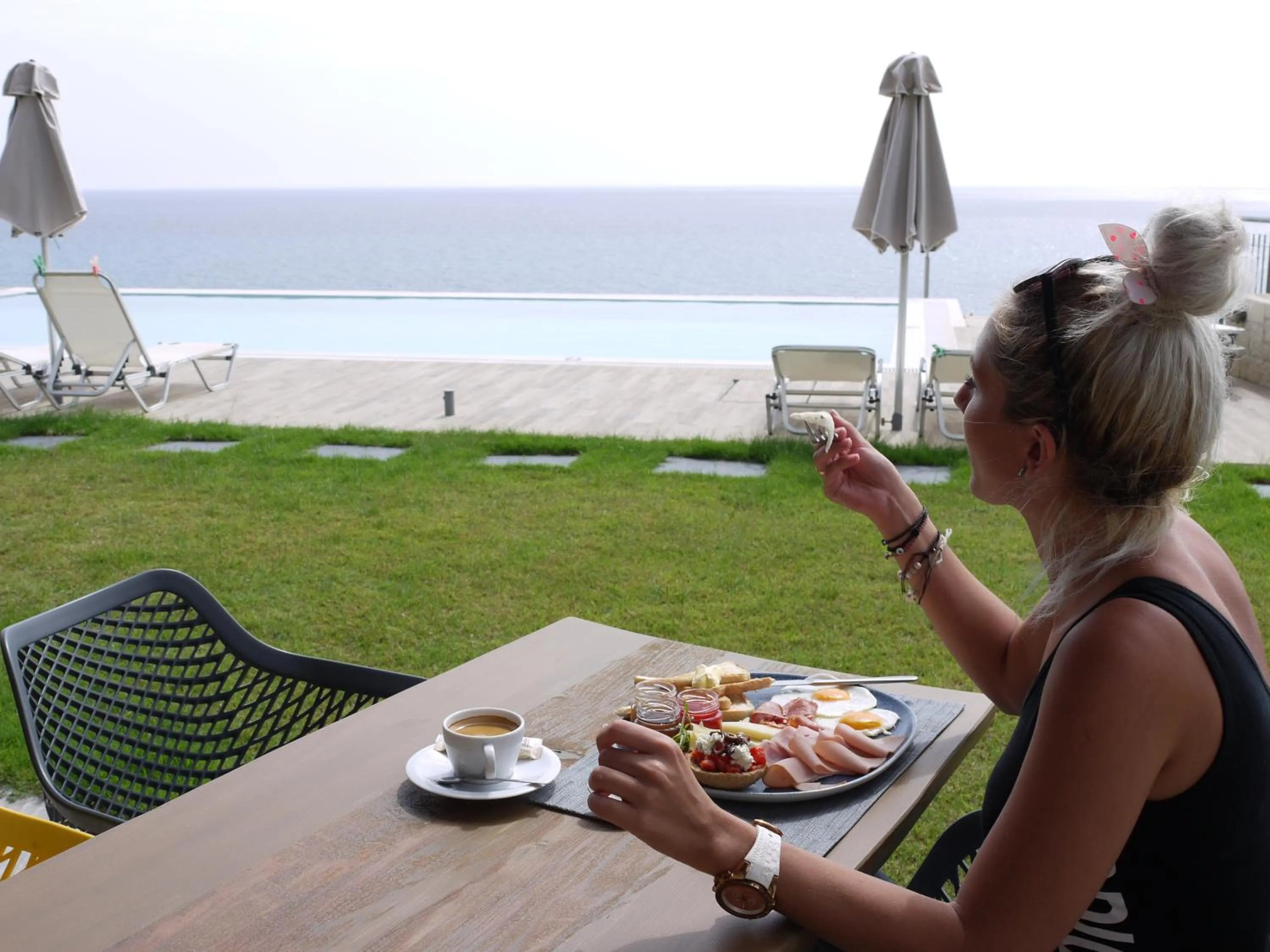 Restaurant/places to eat in Portela Suites Kastri