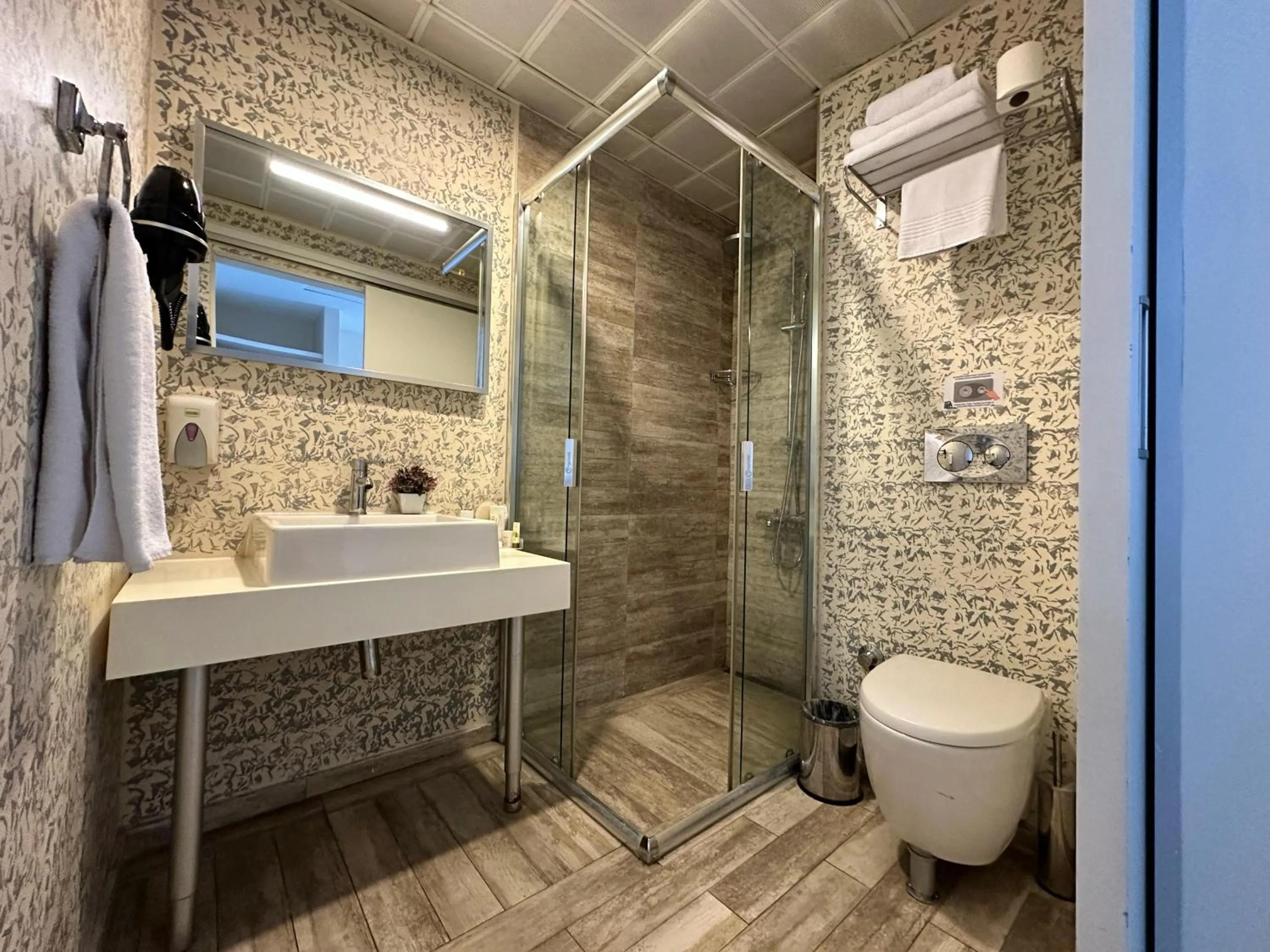 Shower in Tempo Hotel 4Levent