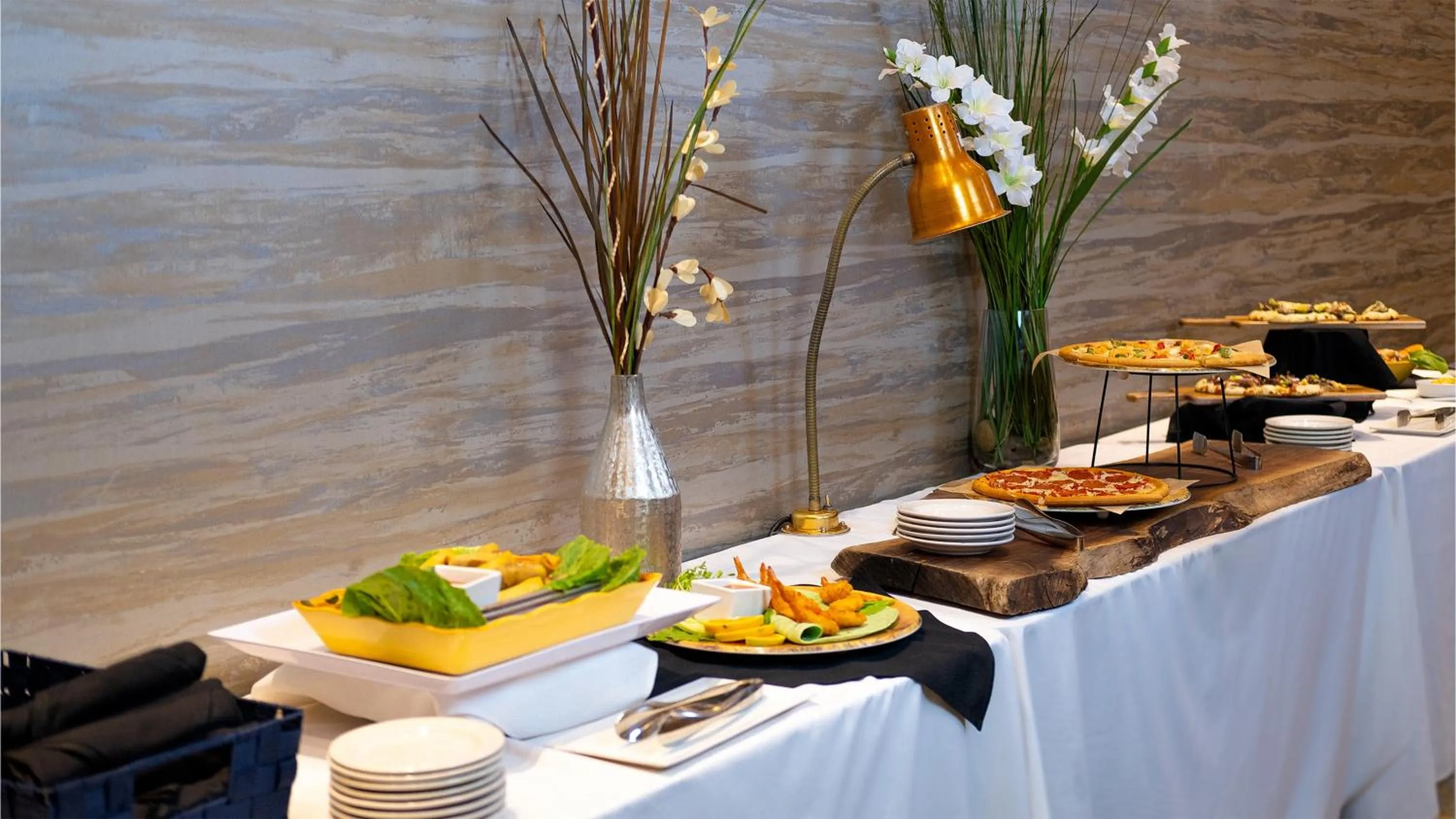 Restaurant/places to eat in Holiday Inn & Suites Philadelphia W - Drexel Hill by IHG