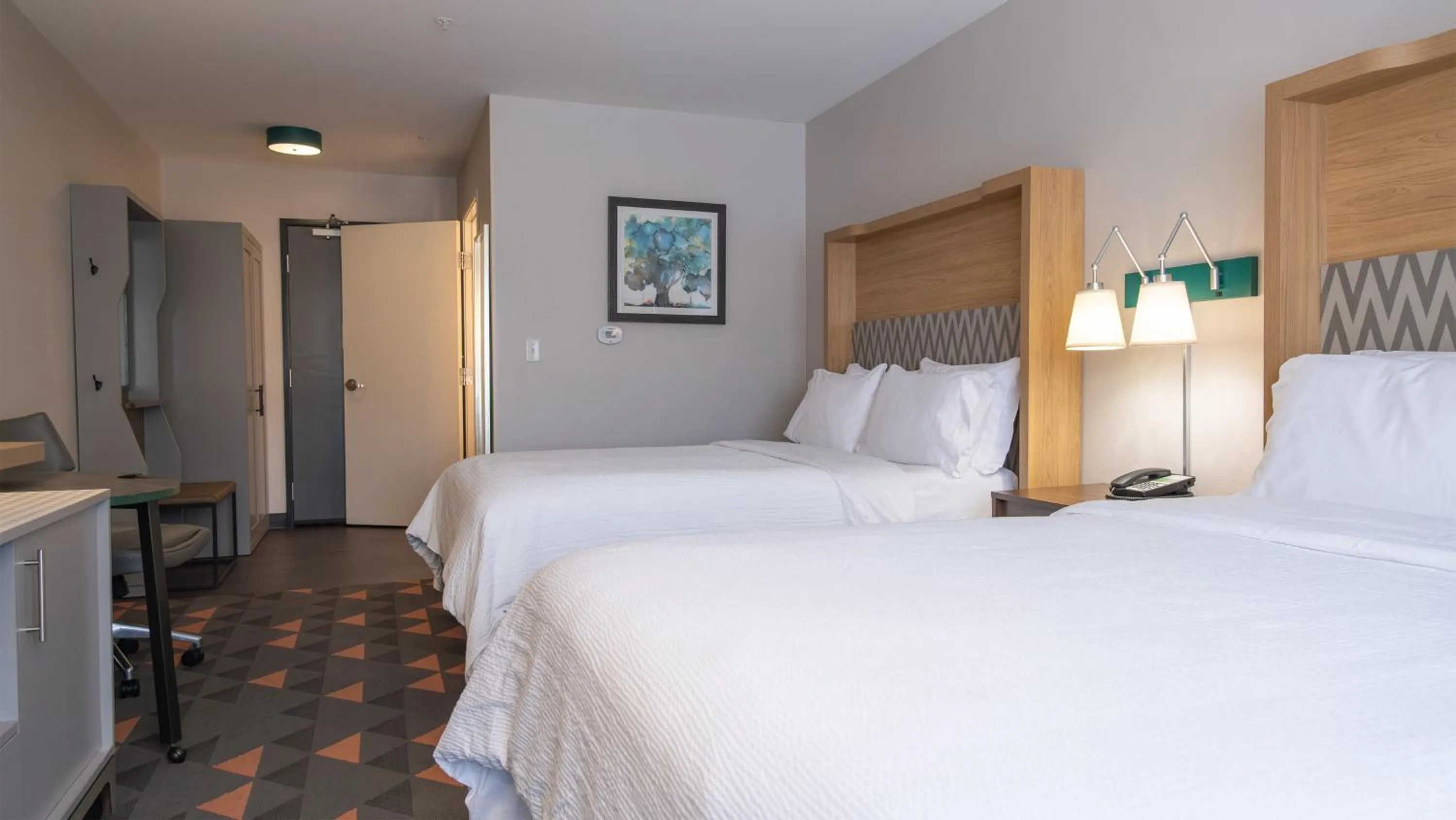 Photo of the whole room, Bed in Holiday Inn & Suites Philadelphia W - Drexel Hill by IHG