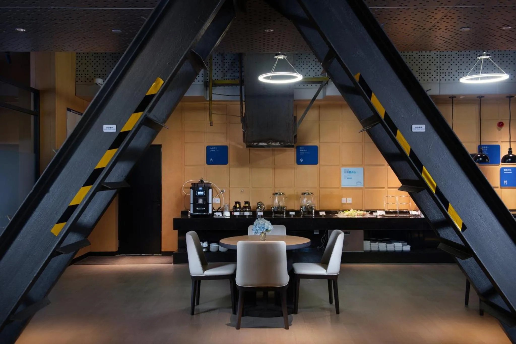 Restaurant/places to eat in Holiday Inn Express Beijing Shijingshan Parkview by IHG