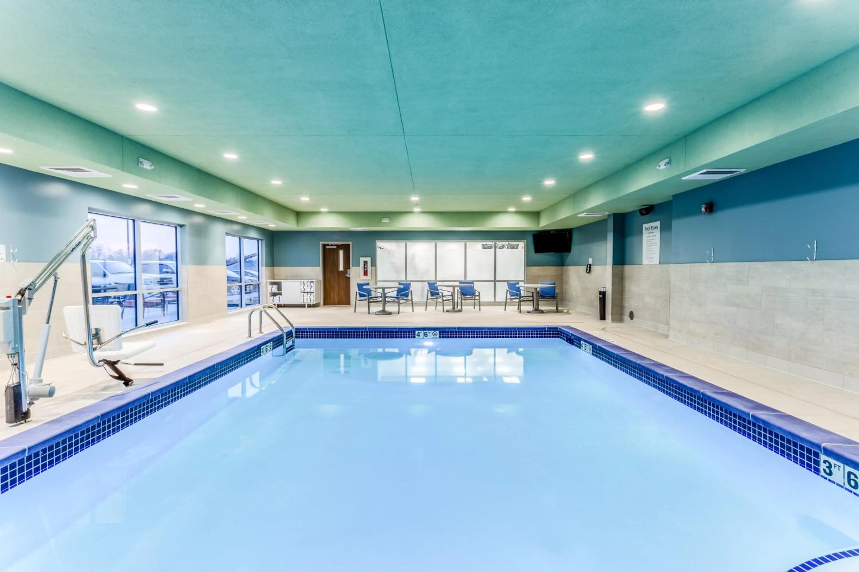 Swimming pool in Holiday Inn Express & Suites - Springfield North by IHG