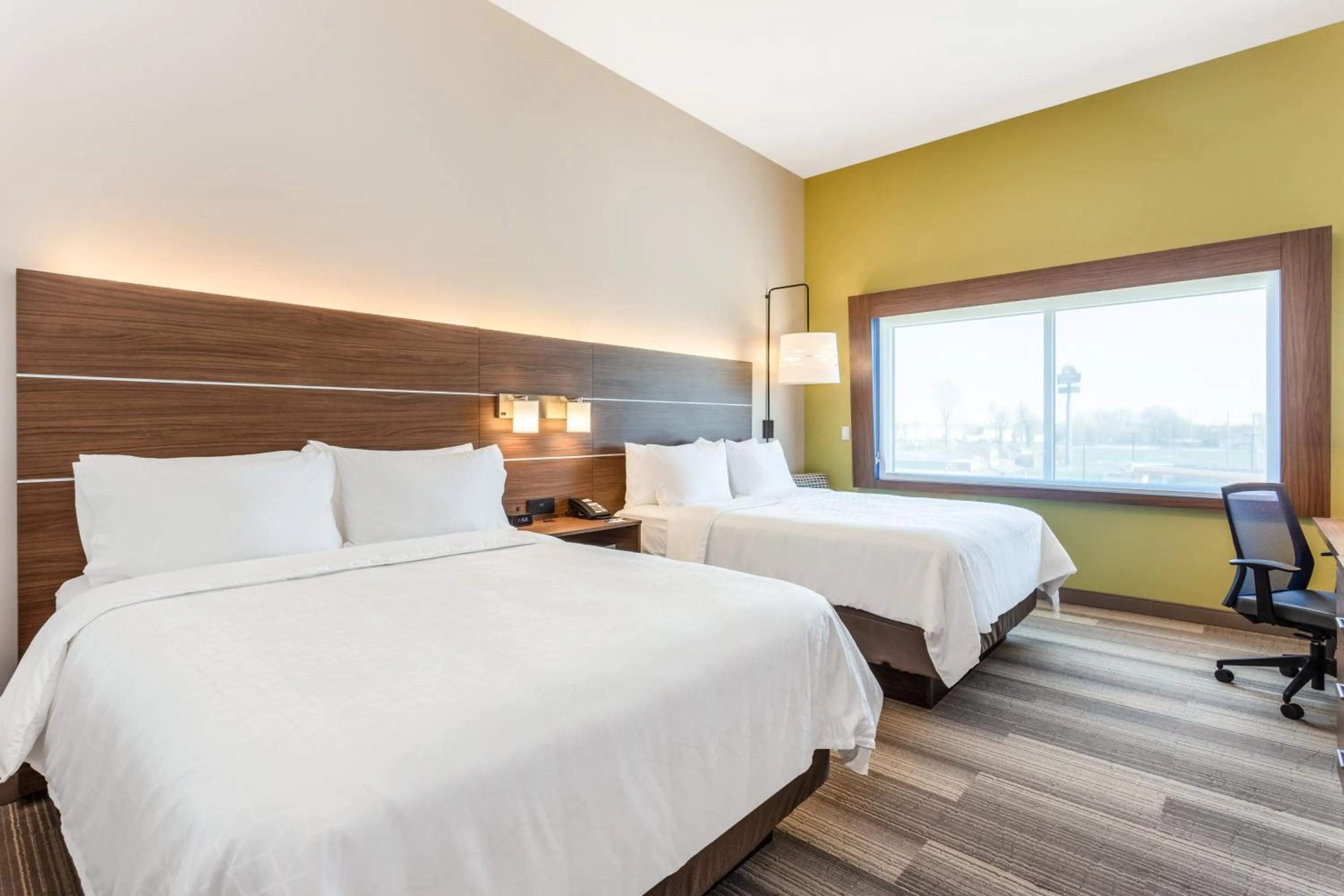 Photo of the whole room, Bed in Holiday Inn Express & Suites - Springfield North by IHG