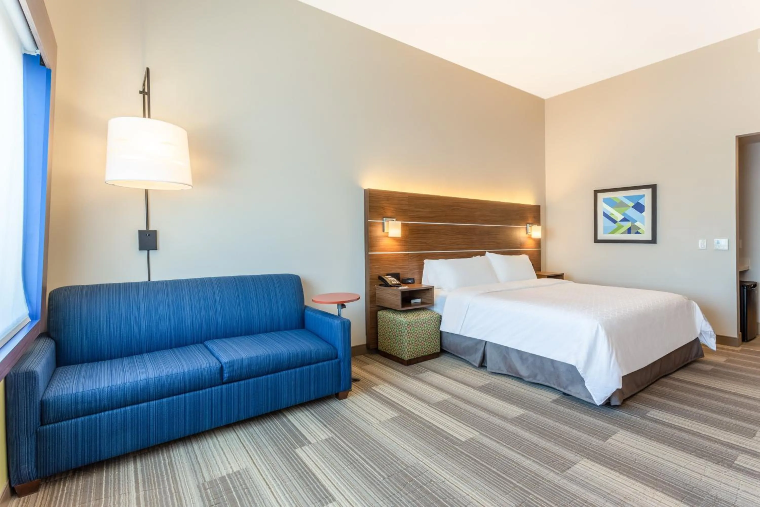 Photo of the whole room, Bed in Holiday Inn Express & Suites - Springfield North by IHG