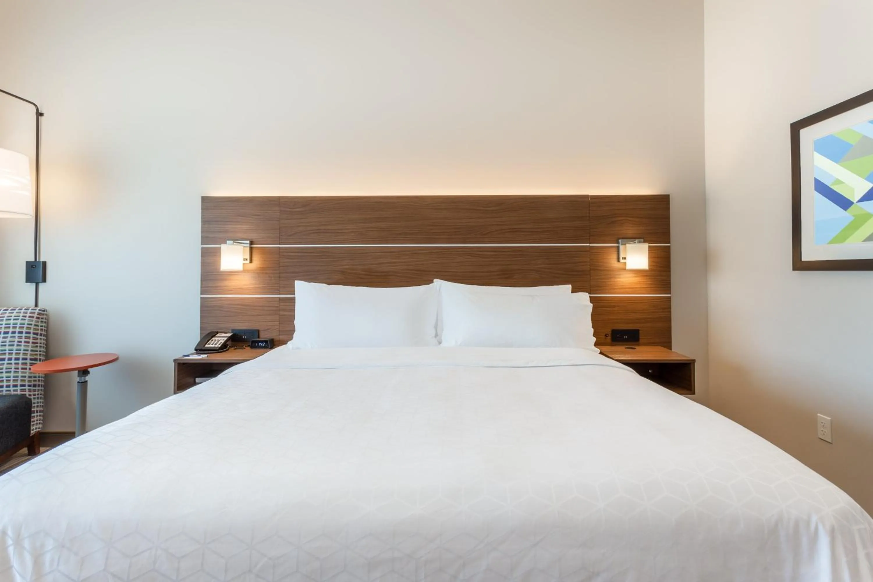 Photo of the whole room, Bed in Holiday Inn Express & Suites - Springfield North by IHG