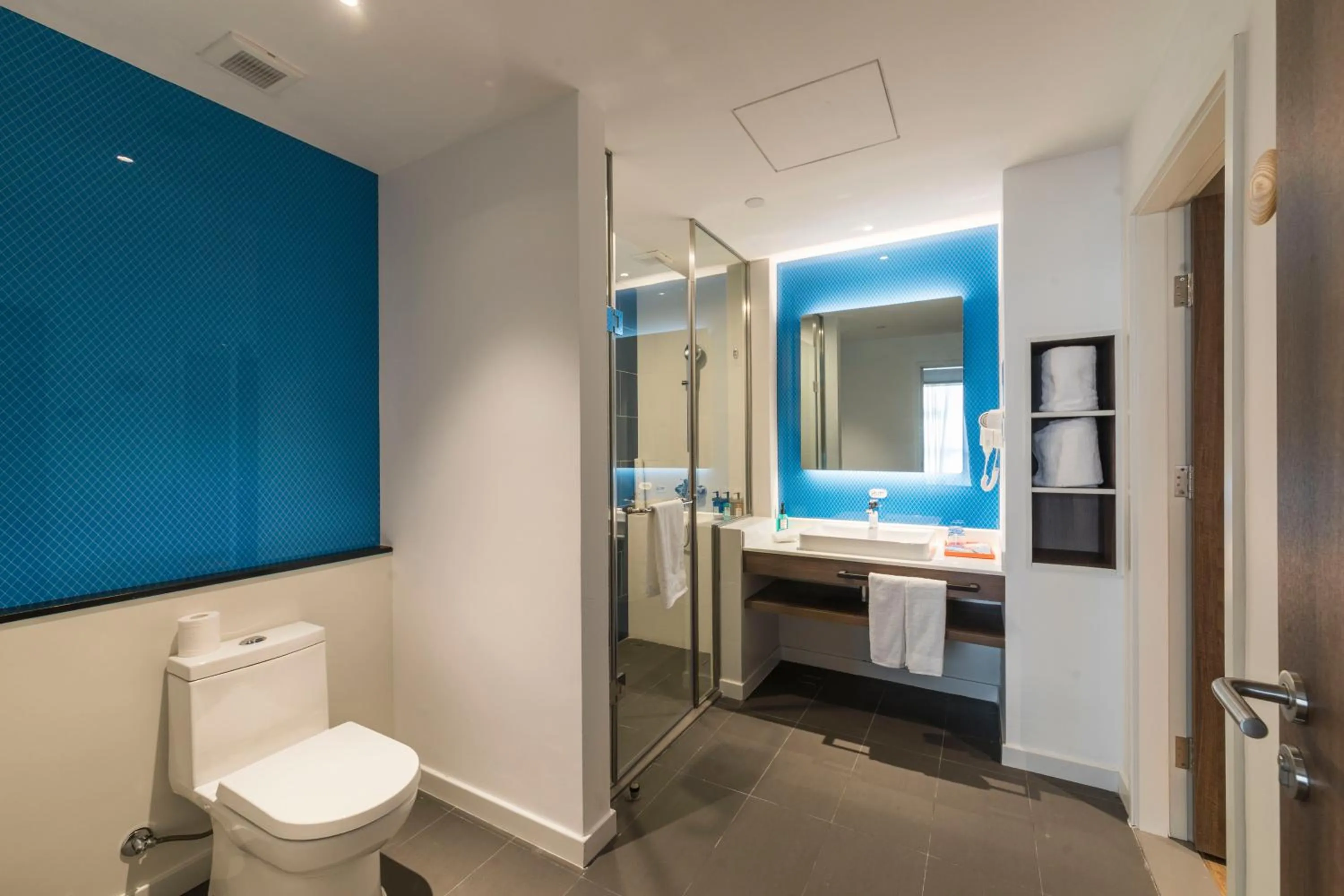 Photo of the whole room in Holiday Inn Express Xiamen Airport Zone by IHG