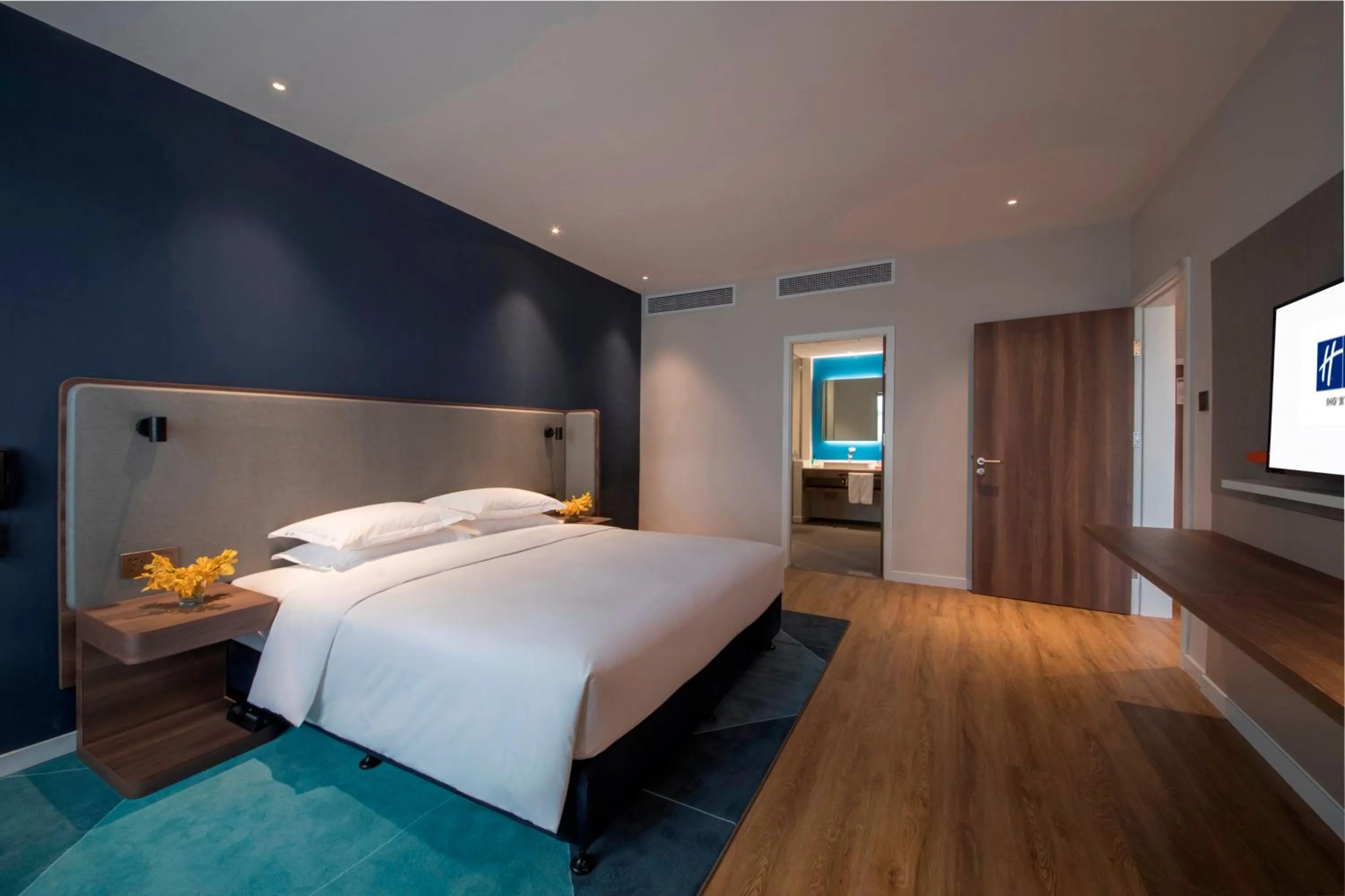 Photo of the whole room, Bed in Holiday Inn Express Xiamen Airport Zone by IHG