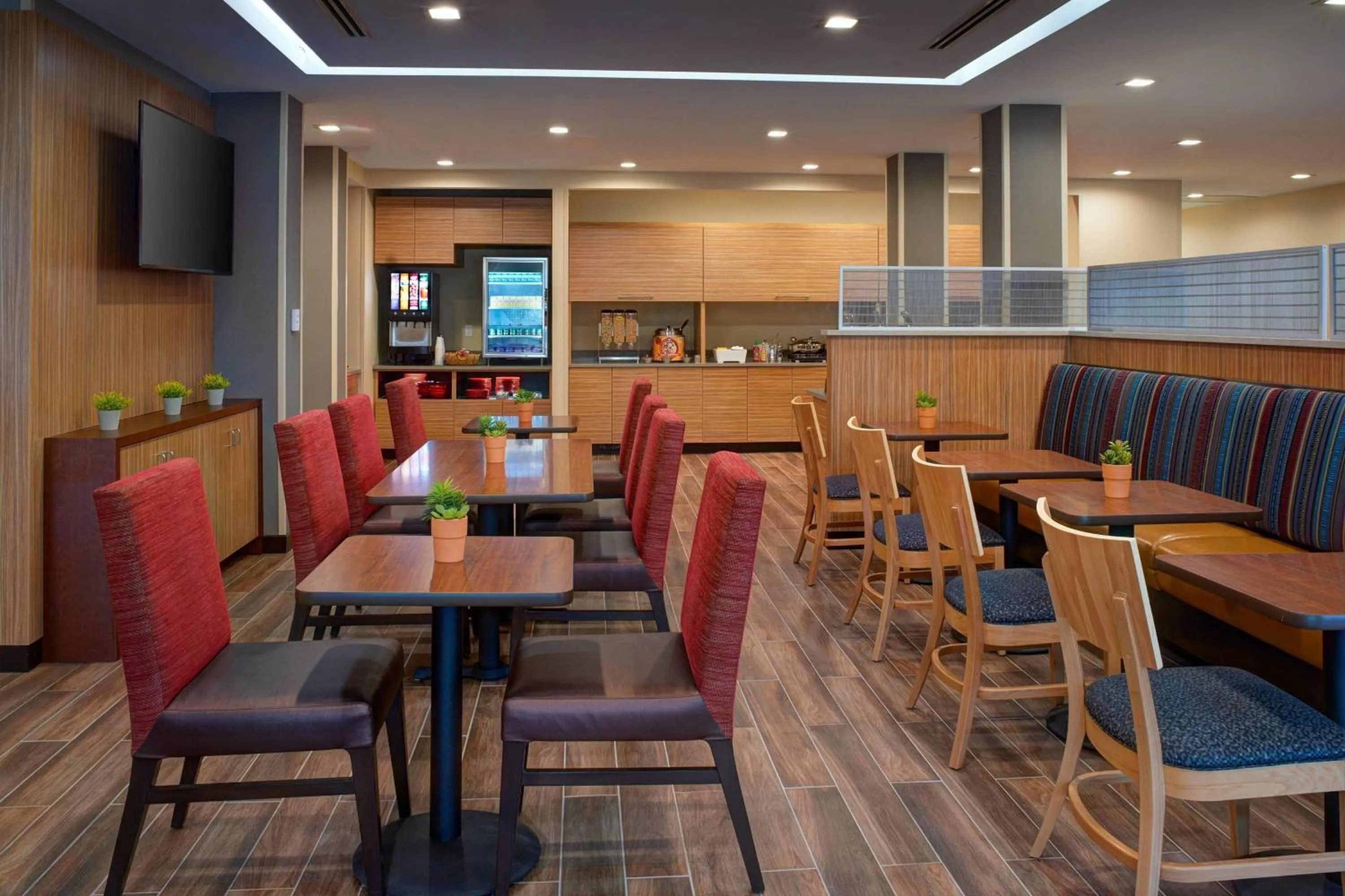 Restaurant/places to eat in TownePlace Suites by Marriott Grand Rapids Airport