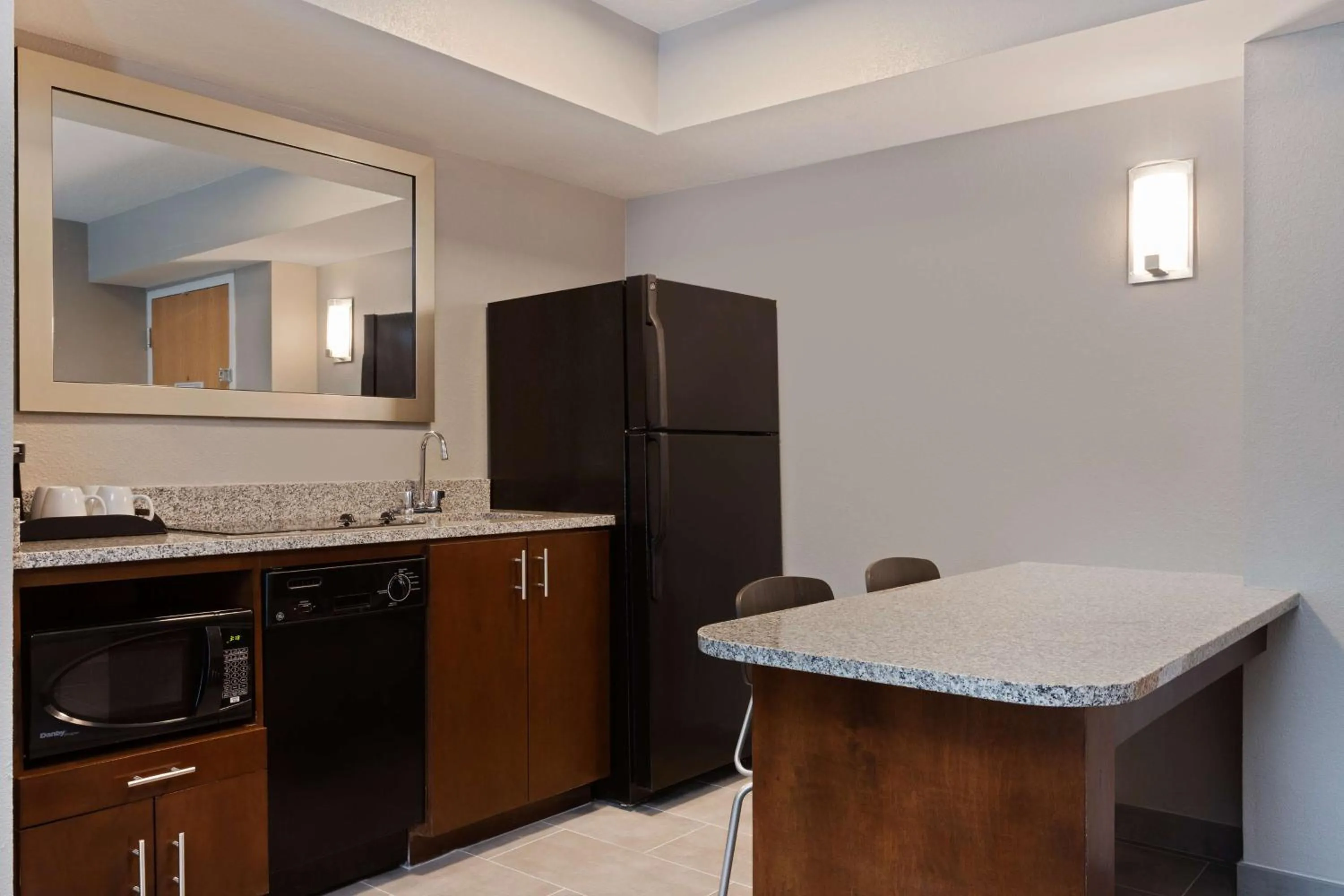 Kitchen or kitchenette in Hampton Inn & Suites Fort Myers Beach/Sanibel Gateway