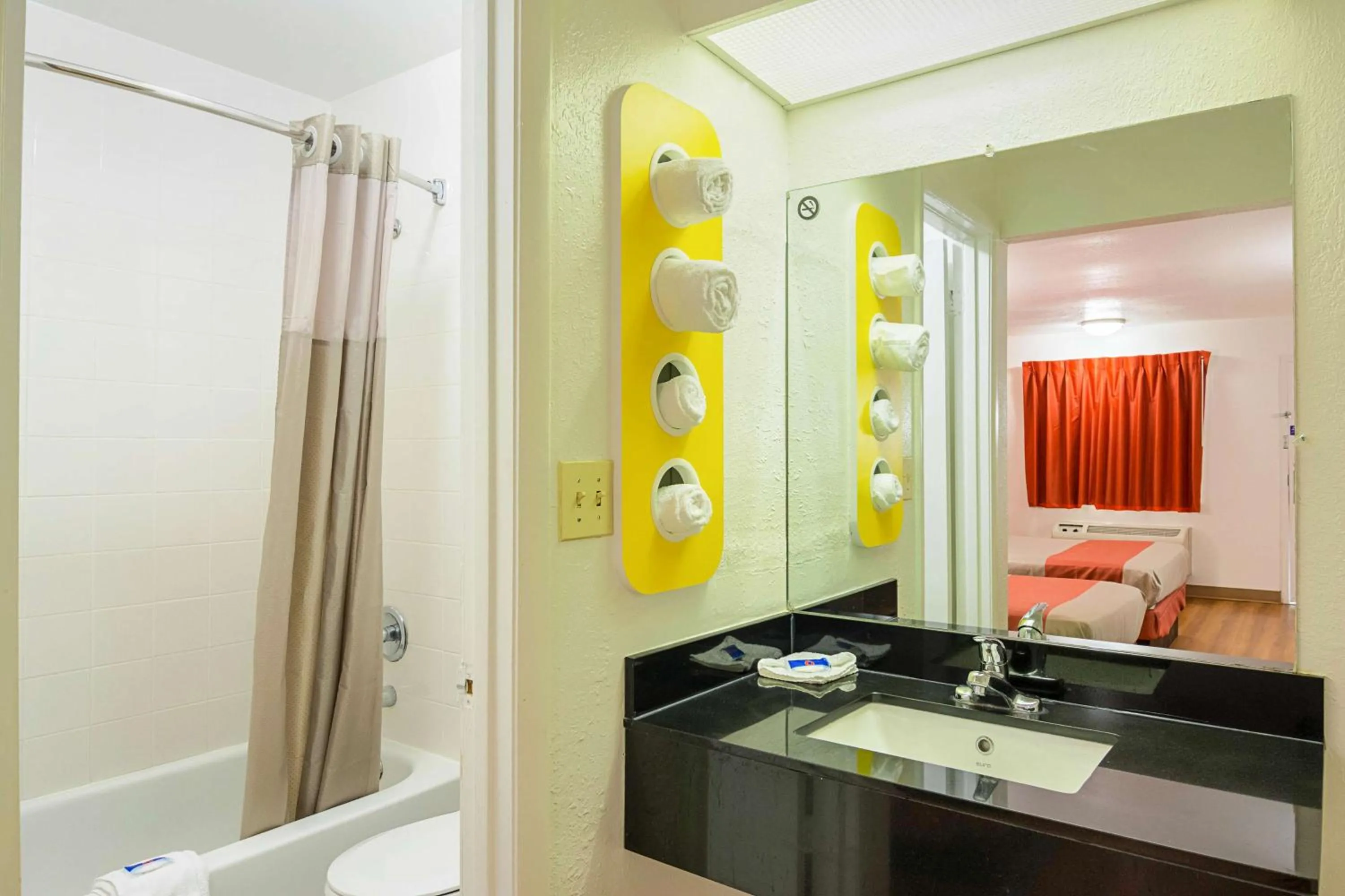 Photo of the whole room, Bed in Motel 6-Gainesville, GA