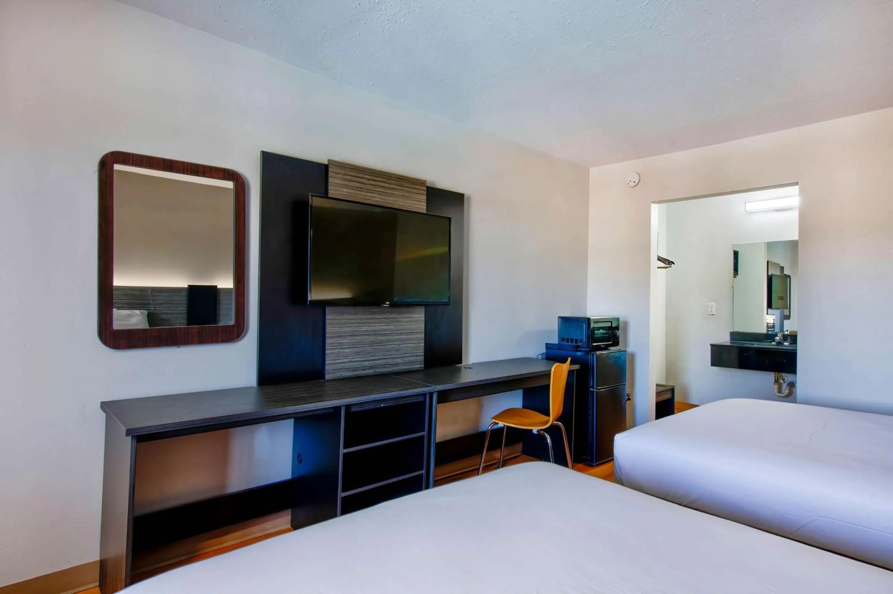 Bedroom, Bed in Motel 6-Gainesville, GA