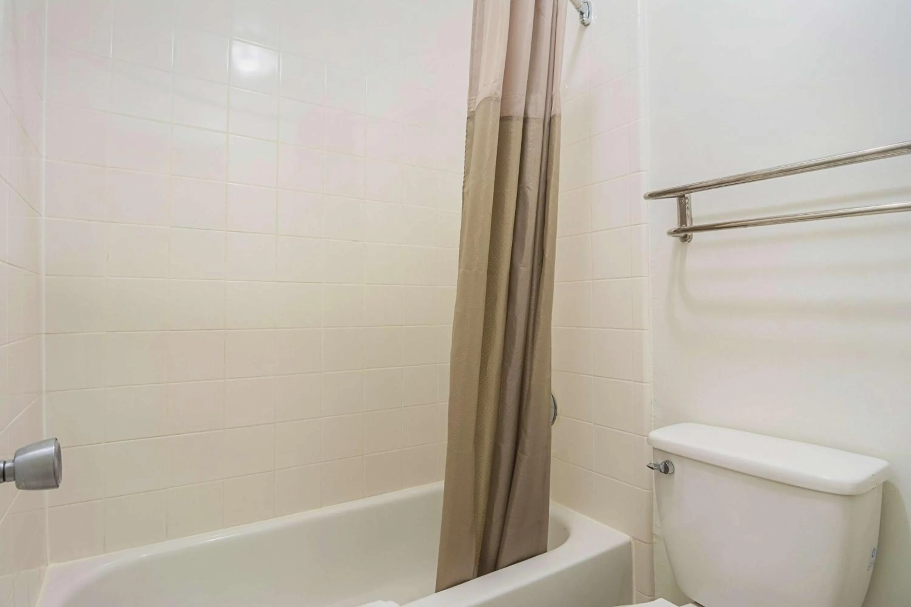 Photo of the whole room in Motel 6-Gainesville, GA