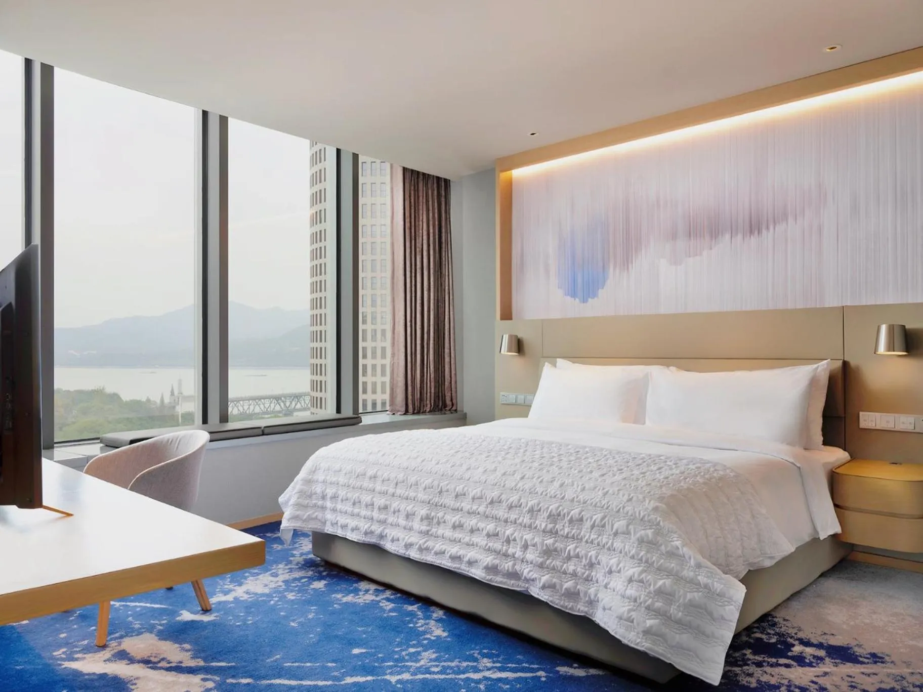 Photo of the whole room, Bed in Le Meridien Hangzhou, Binjiang