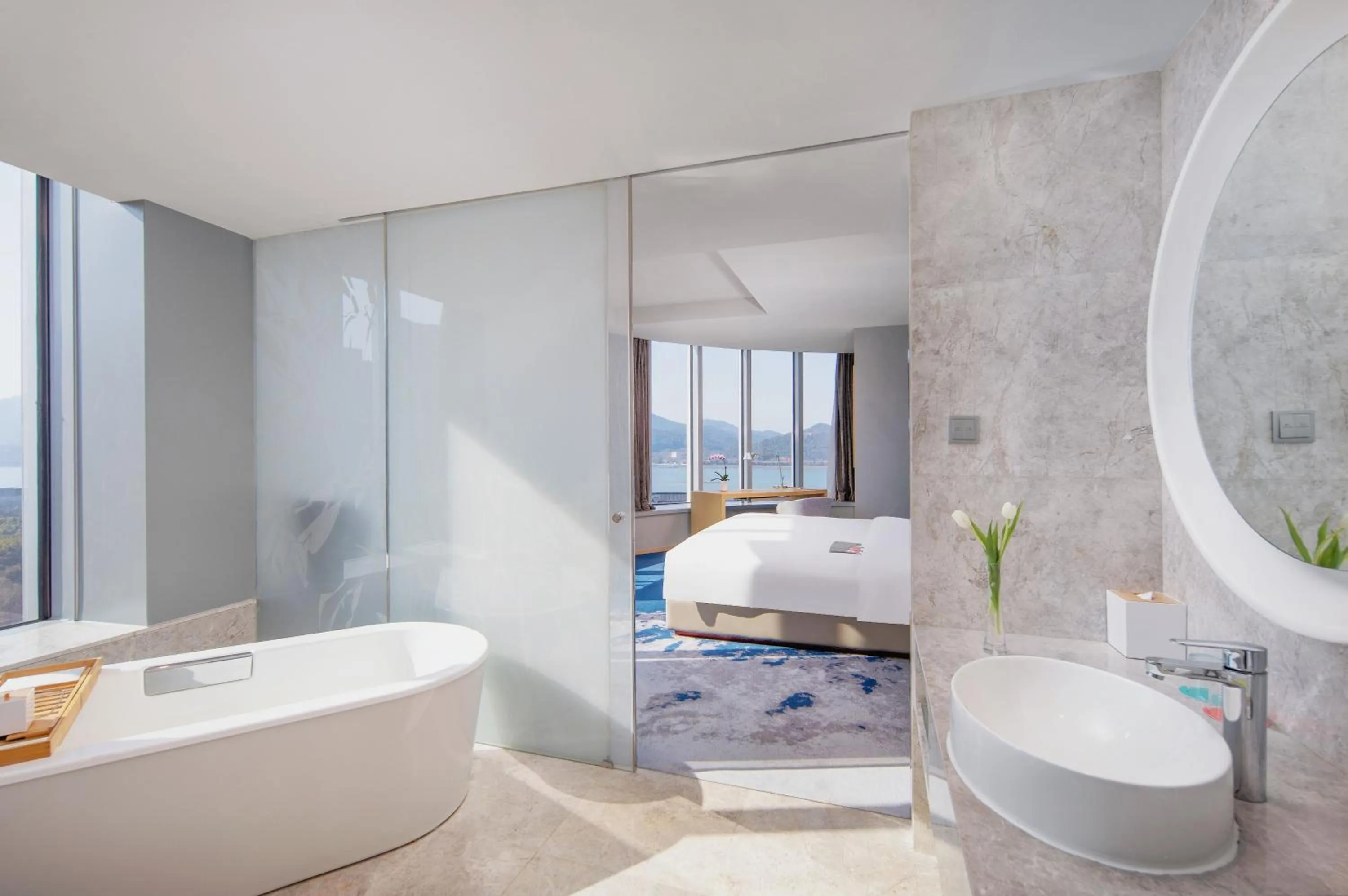 Toilet, Bed in Le Meridien Hangzhou, Binjiang