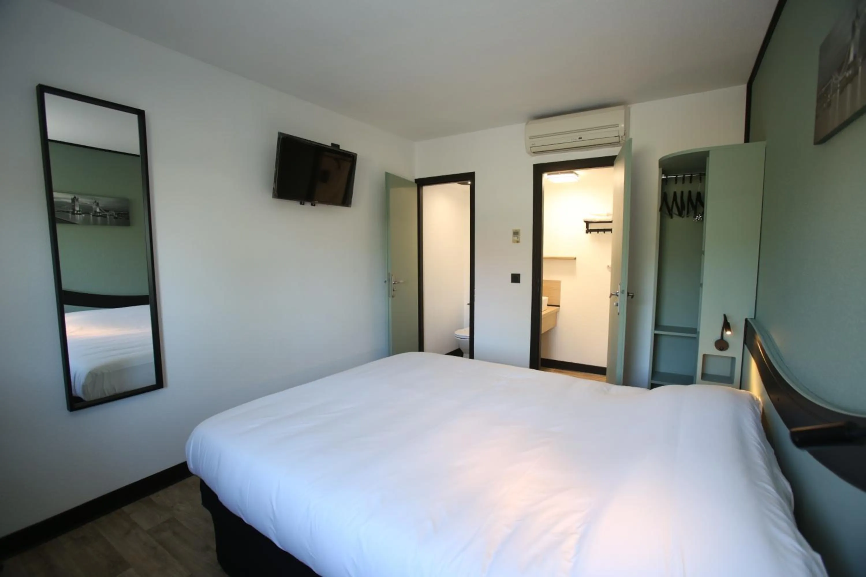 Bed in Enzo Hotels Chartres Mainvilliers by Kyriad Direct