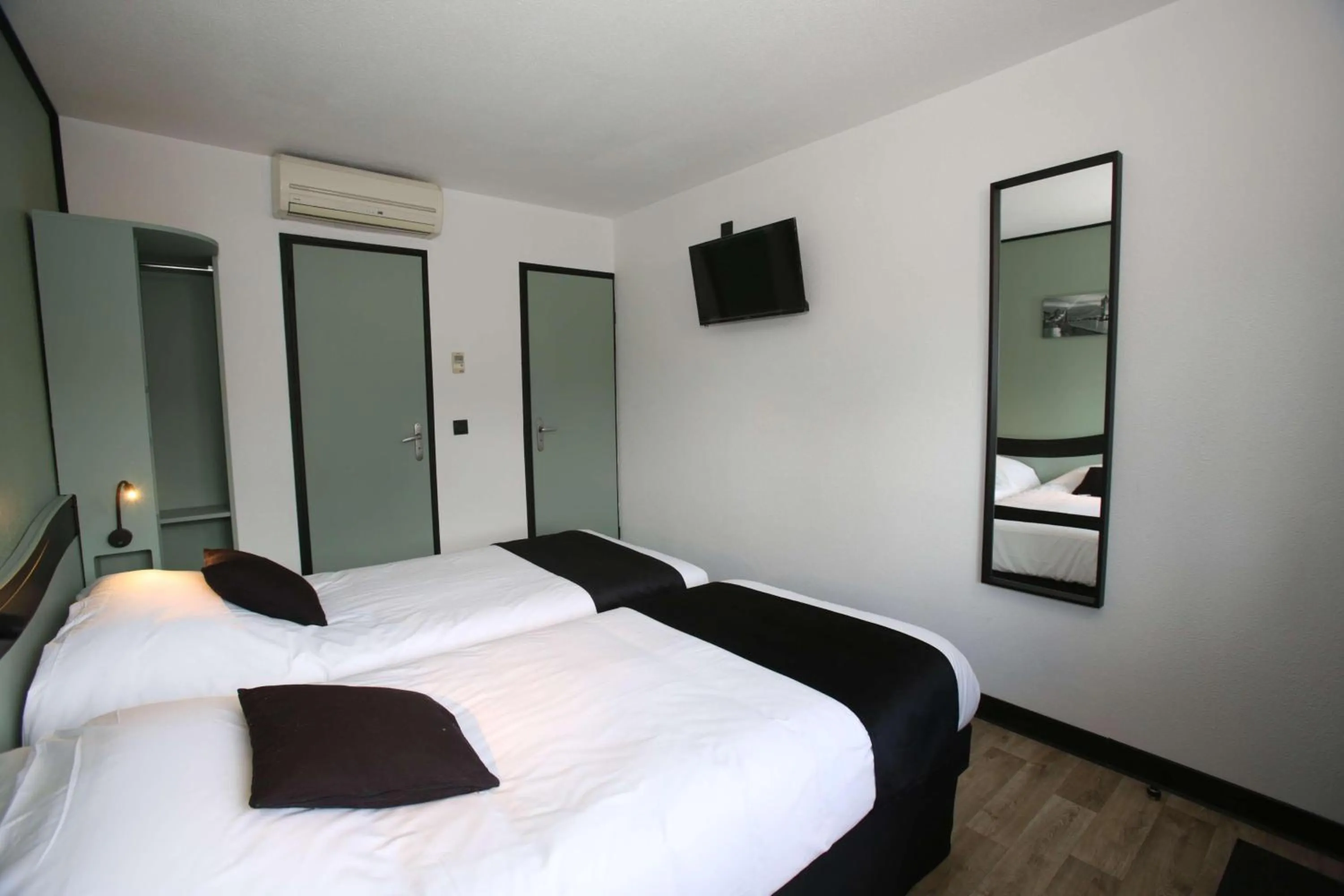 Bed in Enzo Hotels Chartres Mainvilliers