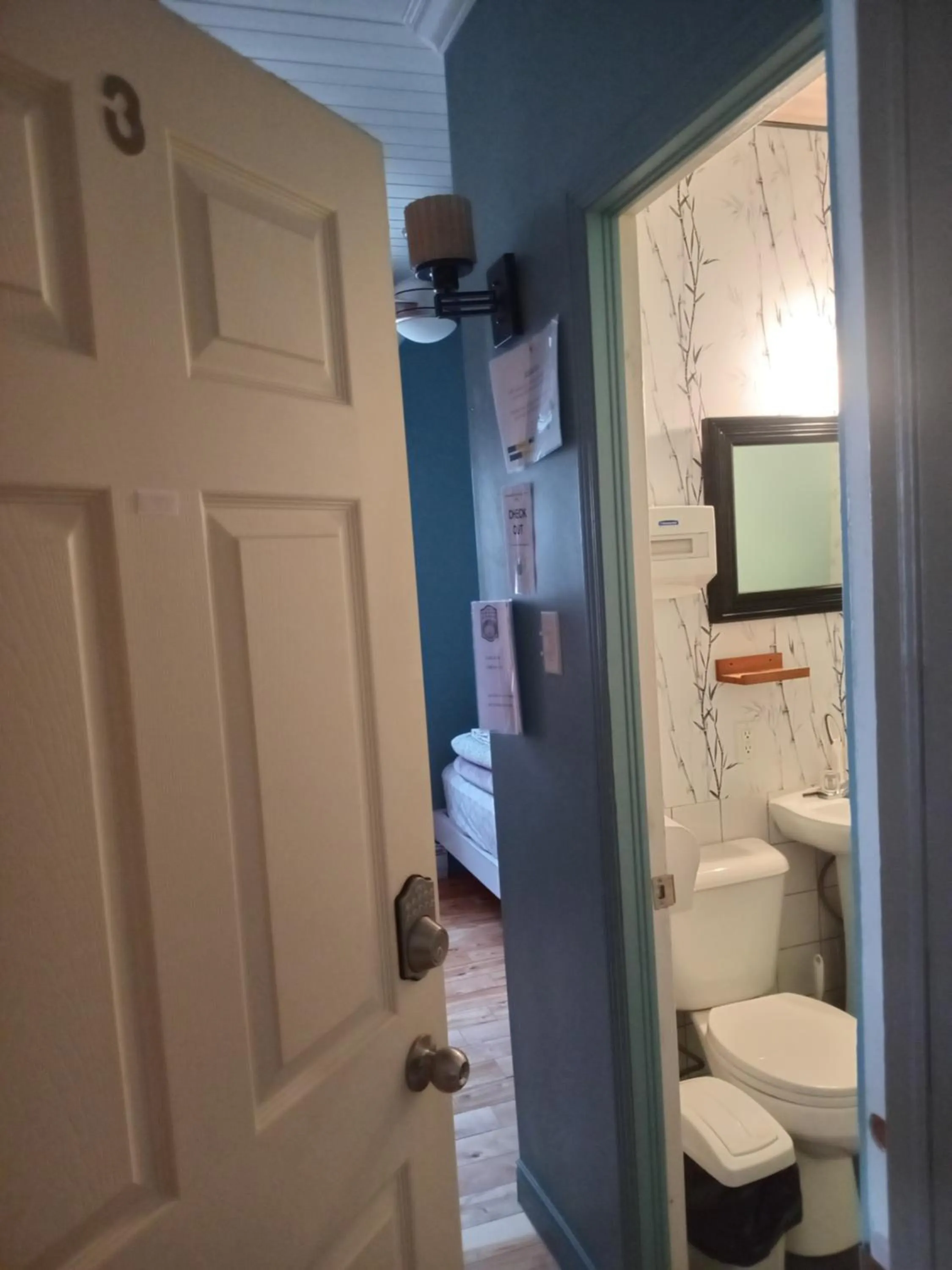 Double Room with Private Bathroom in Auberge Jeunesse à Loulou