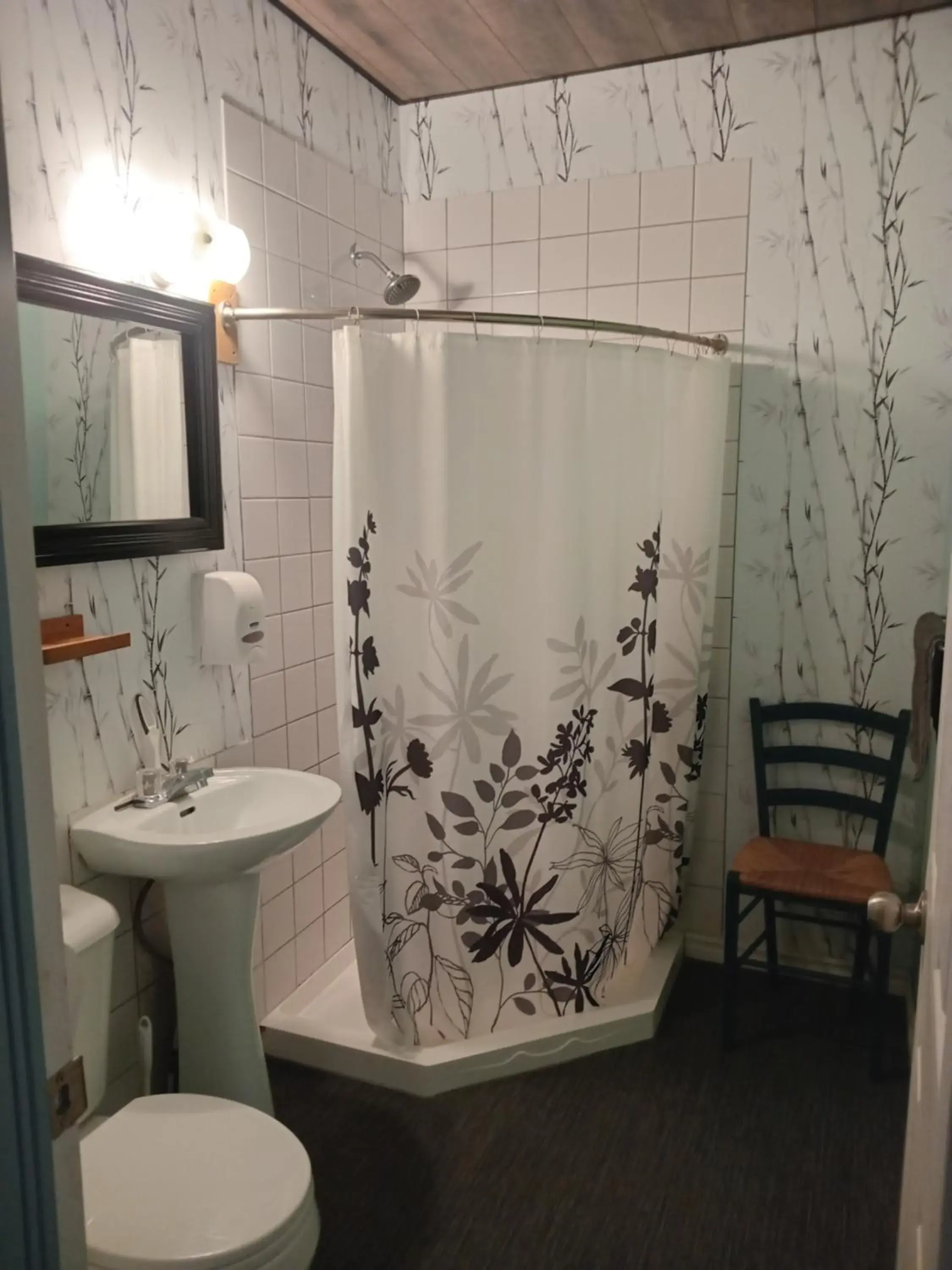Double Room with Private Bathroom in Auberge Jeunesse à Loulou Double Room with Private Bathroom in Auberge Jeunesse à Loulou