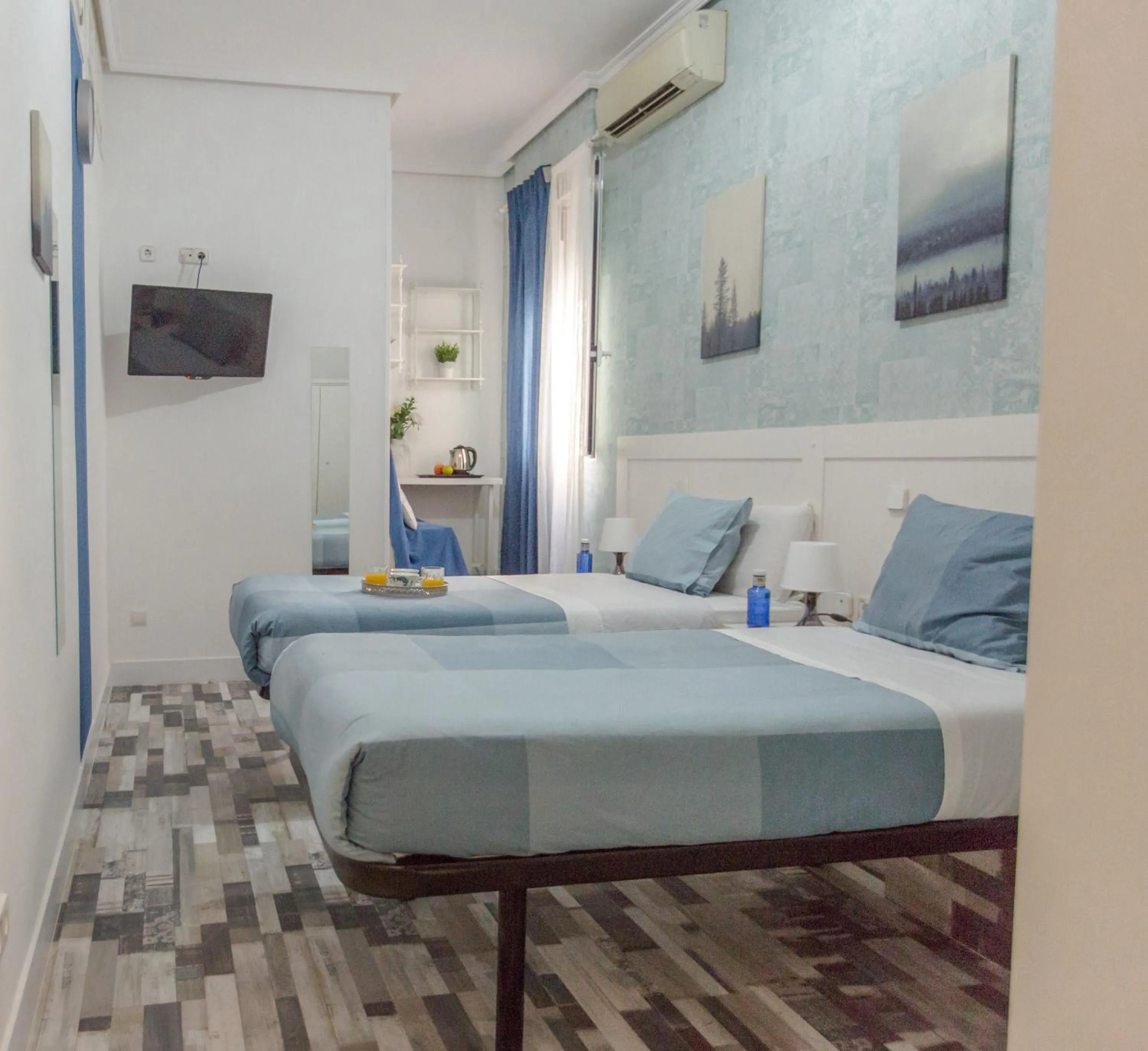 Photo of the whole room, Bed in Fuencarral Adeco