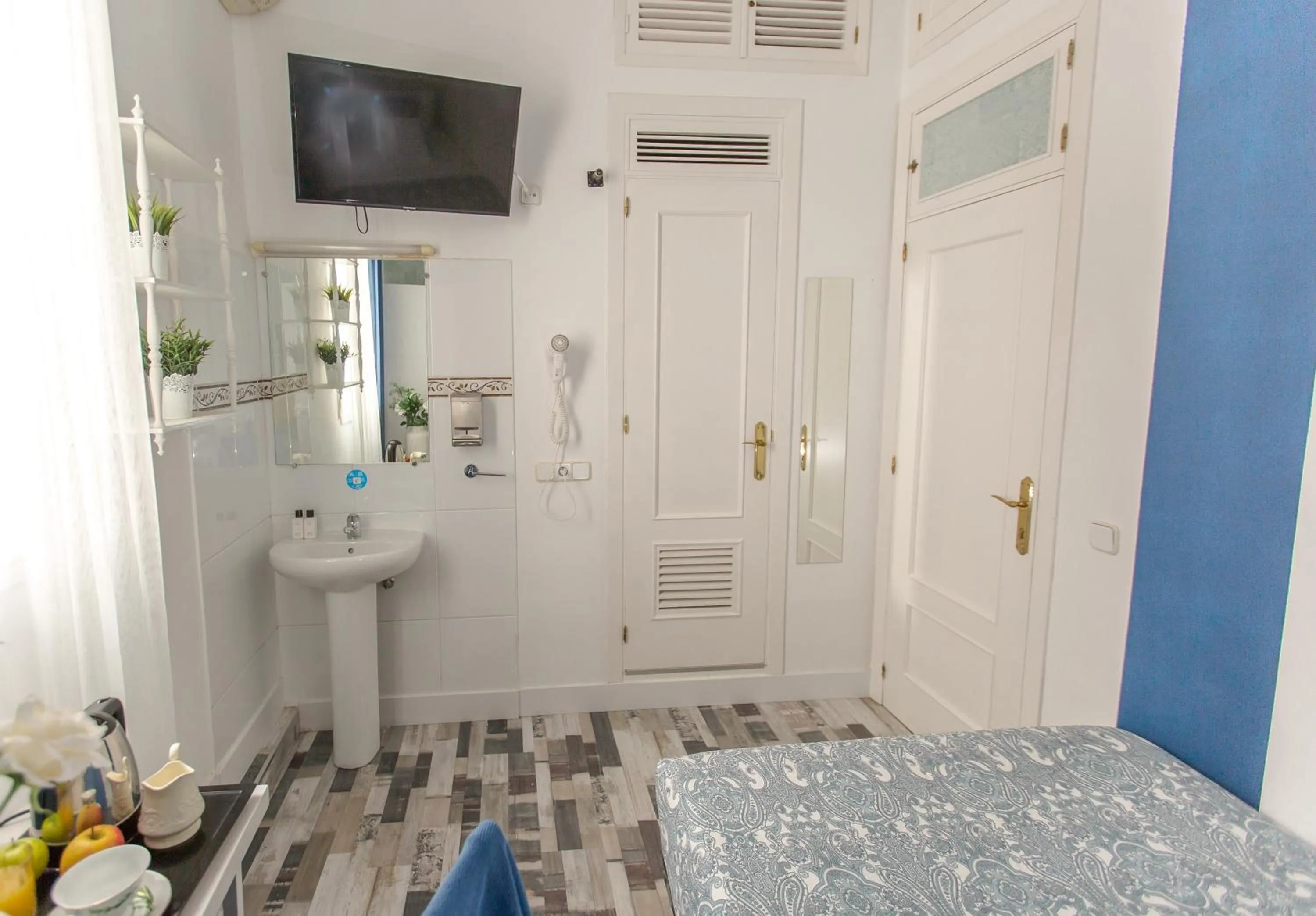 Photo of the whole room, Bed in Fuencarral Adeco