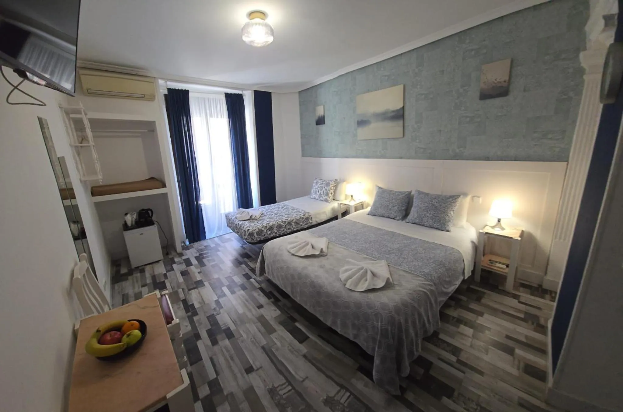 Photo of the whole room, Bed in Fuencarral Adeco