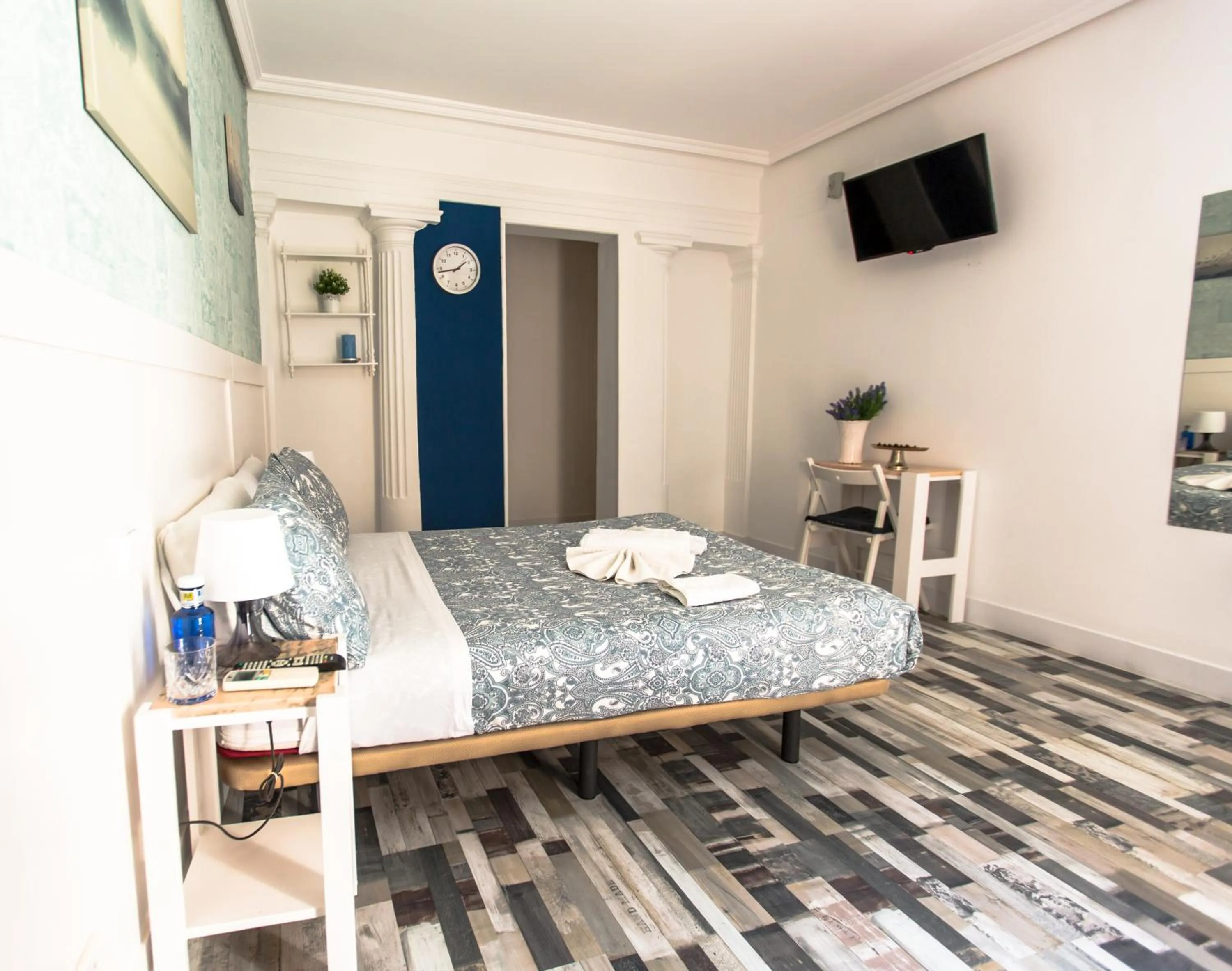 Photo of the whole room, Bed in Fuencarral Adeco