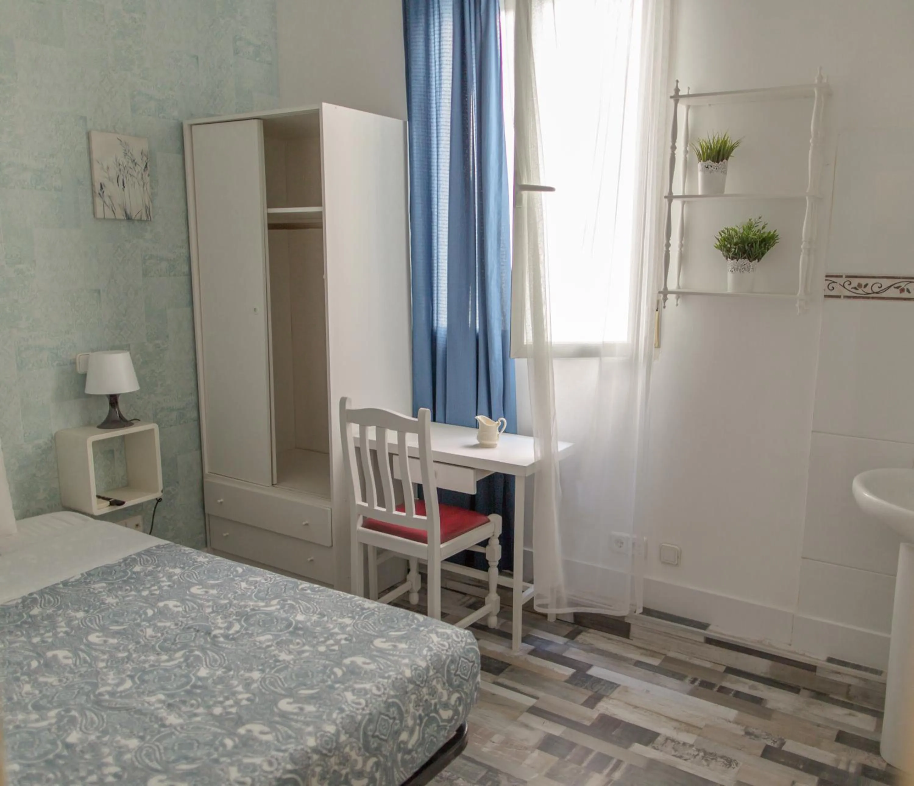 Photo of the whole room, Bed in Fuencarral Adeco