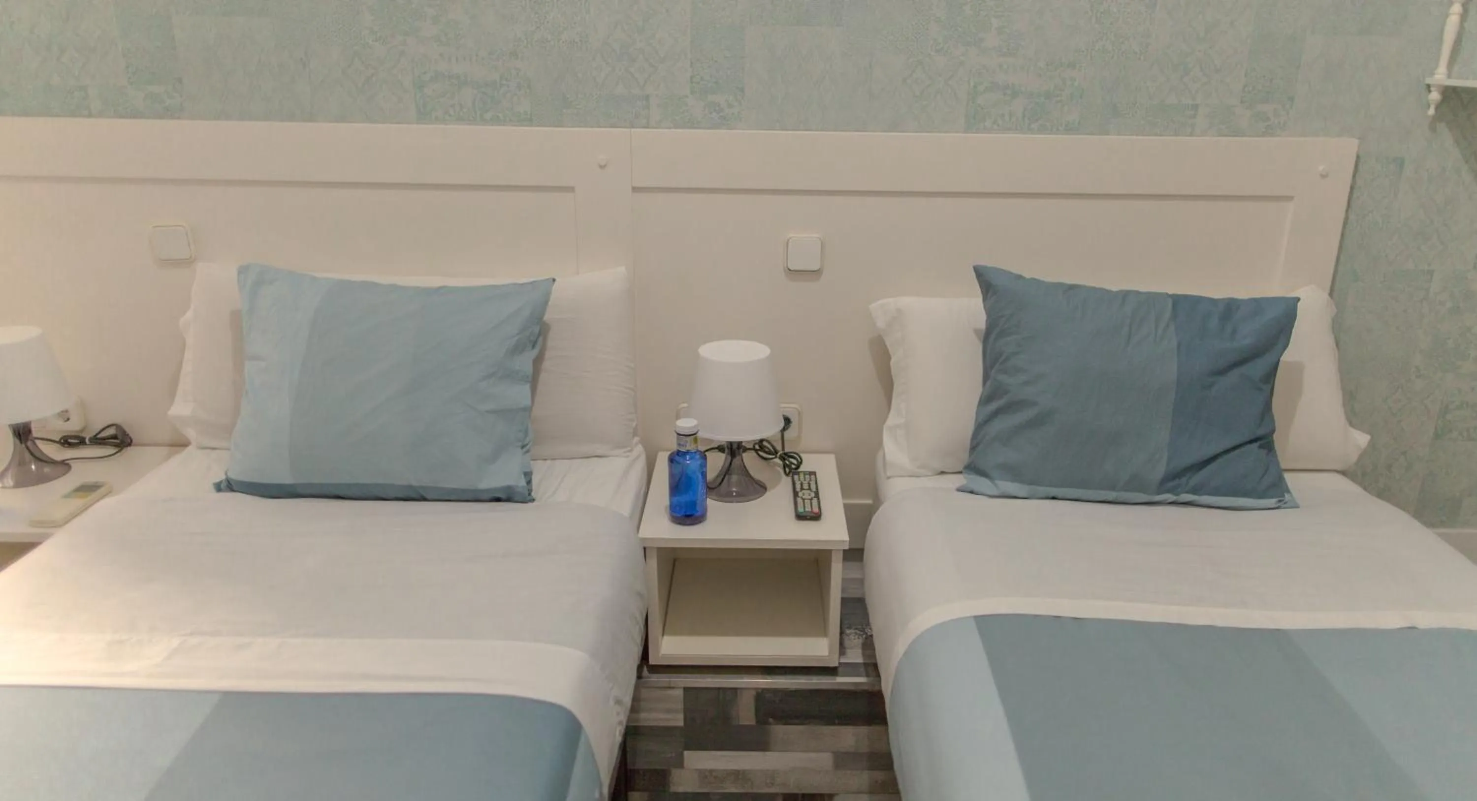 Photo of the whole room, Bed in Fuencarral Adeco