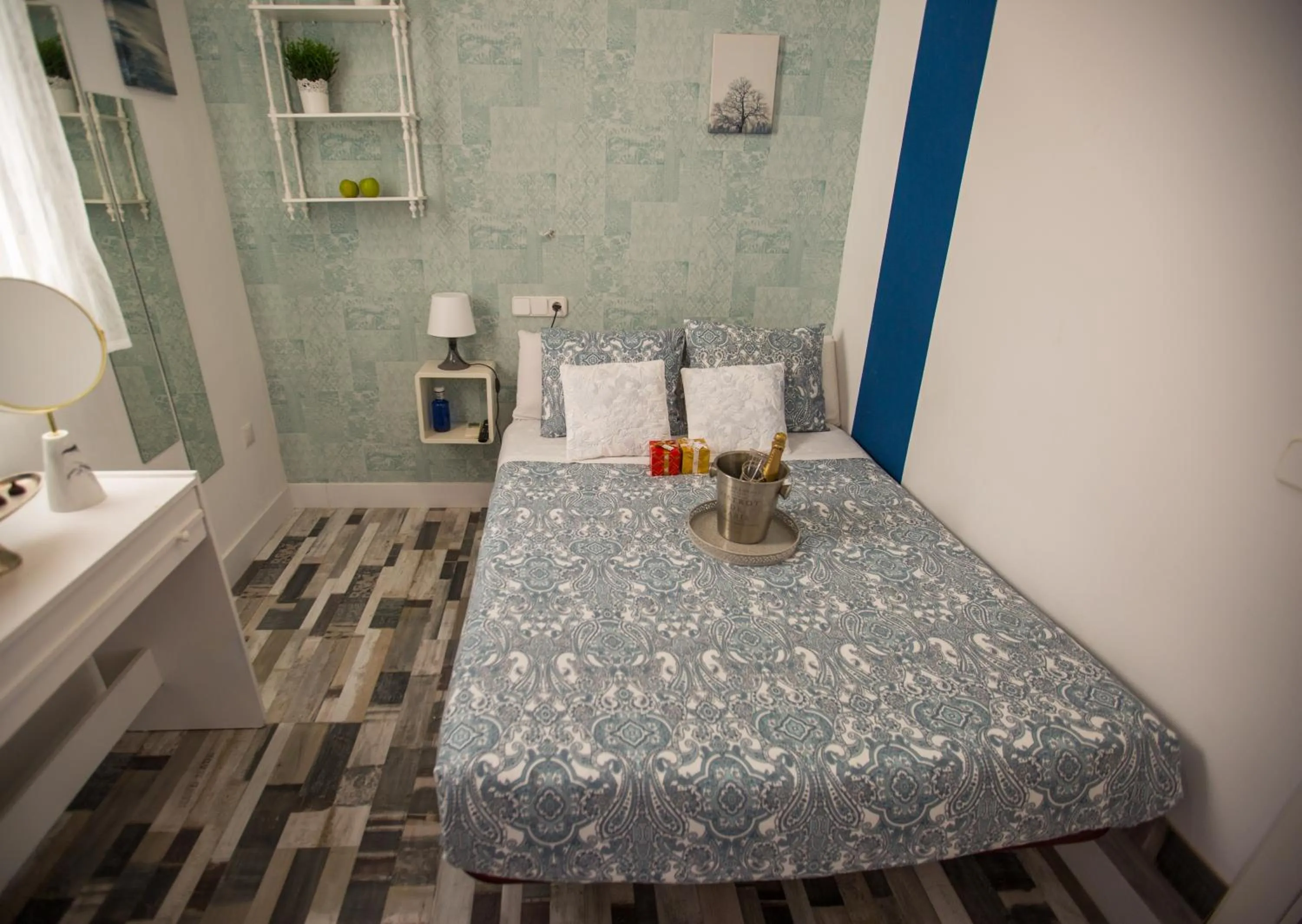 Photo of the whole room, Bed in Fuencarral Adeco