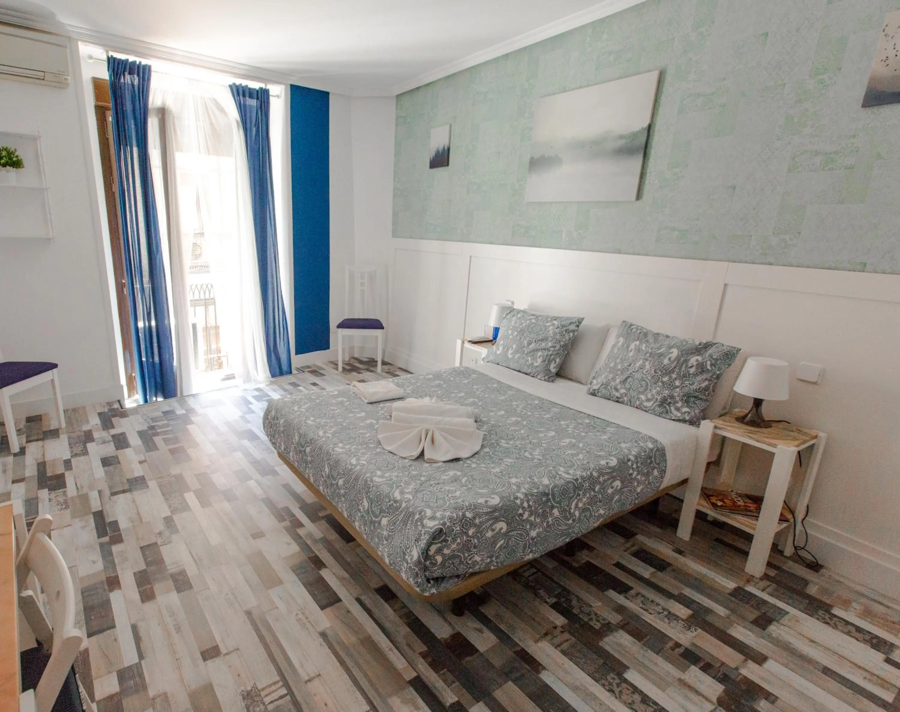 Photo of the whole room, Bed in Fuencarral Adeco