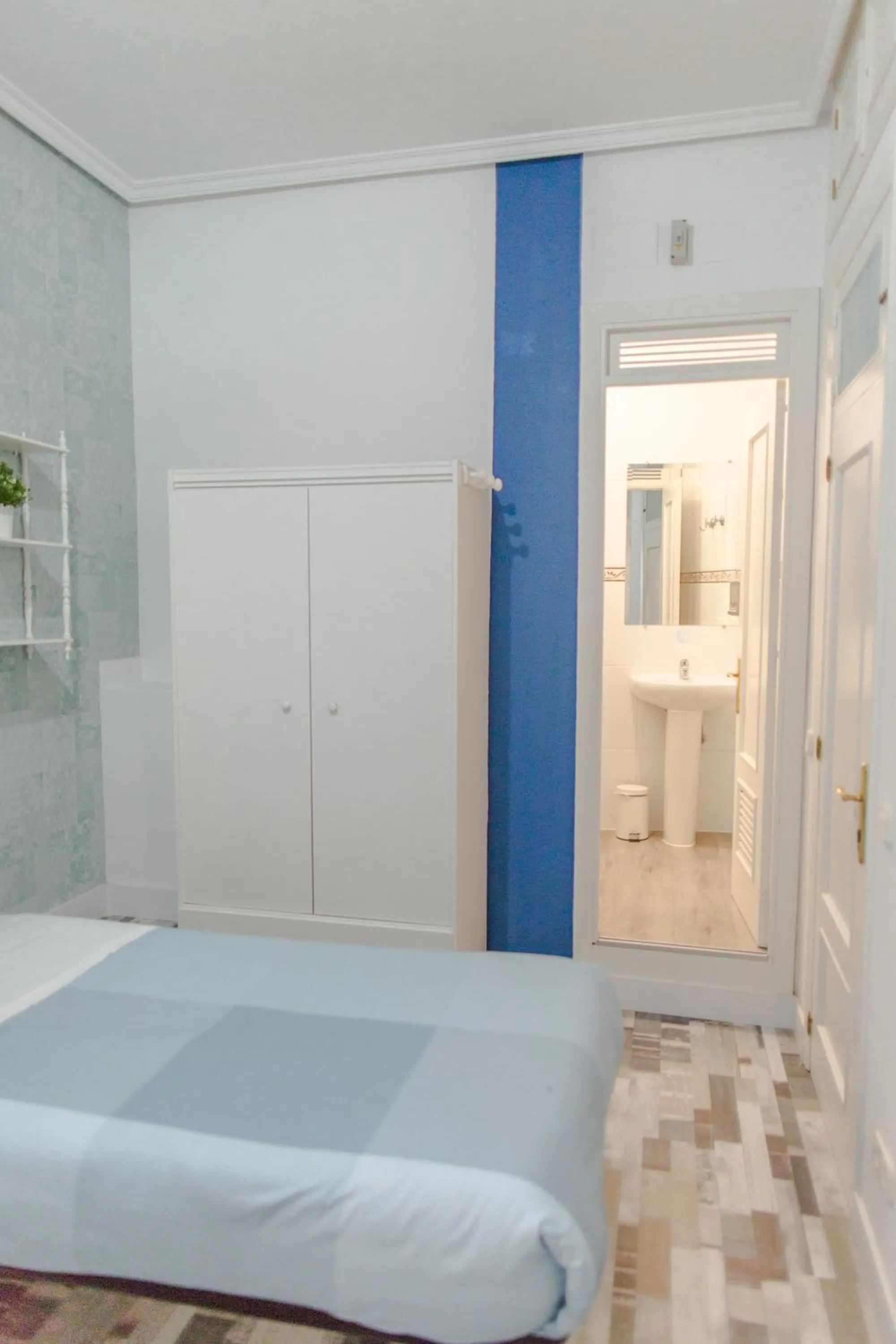 Photo of the whole room, Bed in Fuencarral Adeco