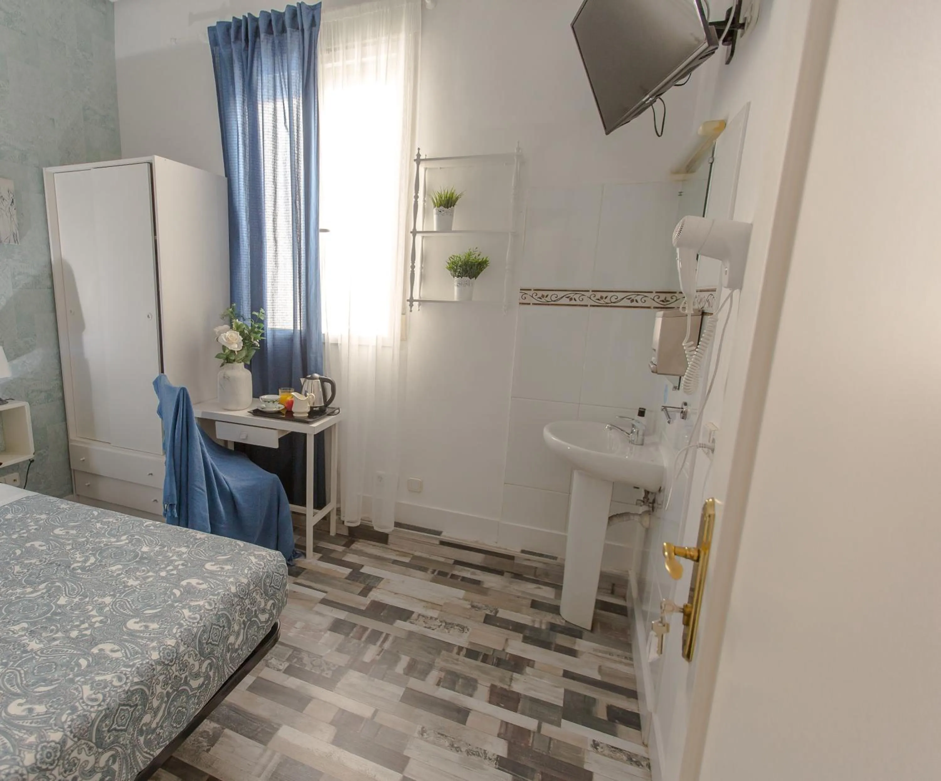 Photo of the whole room, Bed in Fuencarral Adeco