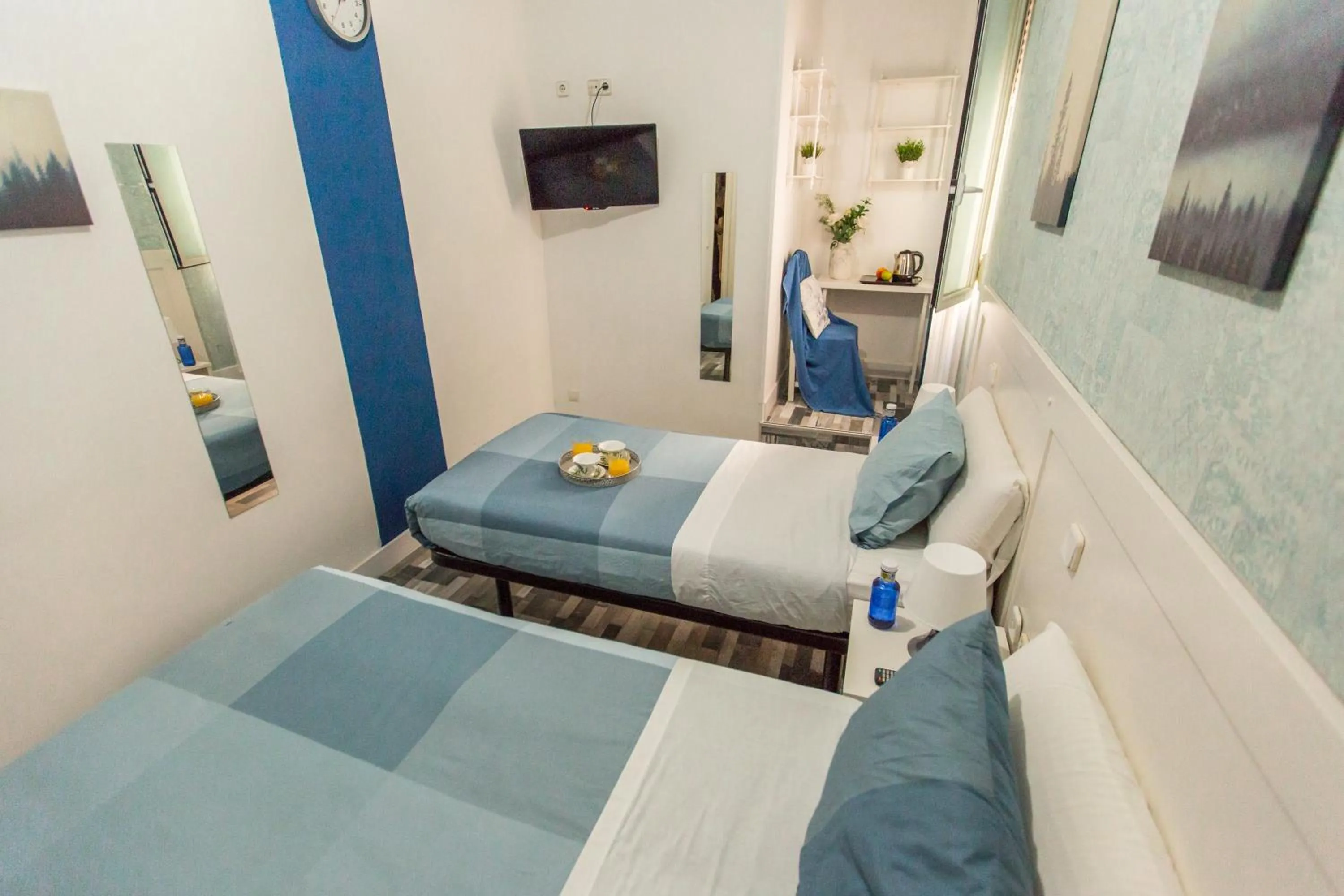 Photo of the whole room, Bed in Fuencarral Adeco