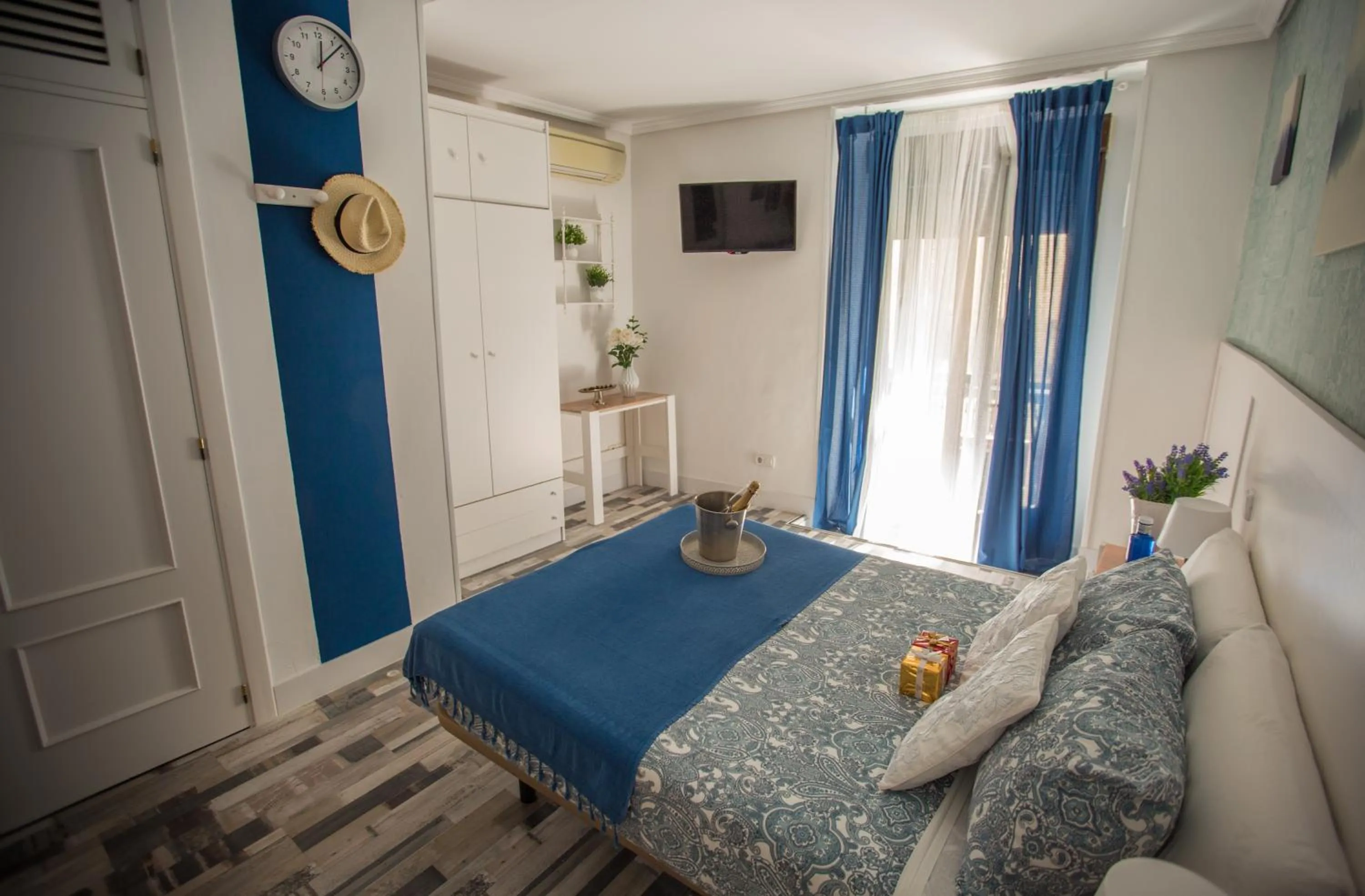 Photo of the whole room, Bed in Fuencarral Adeco