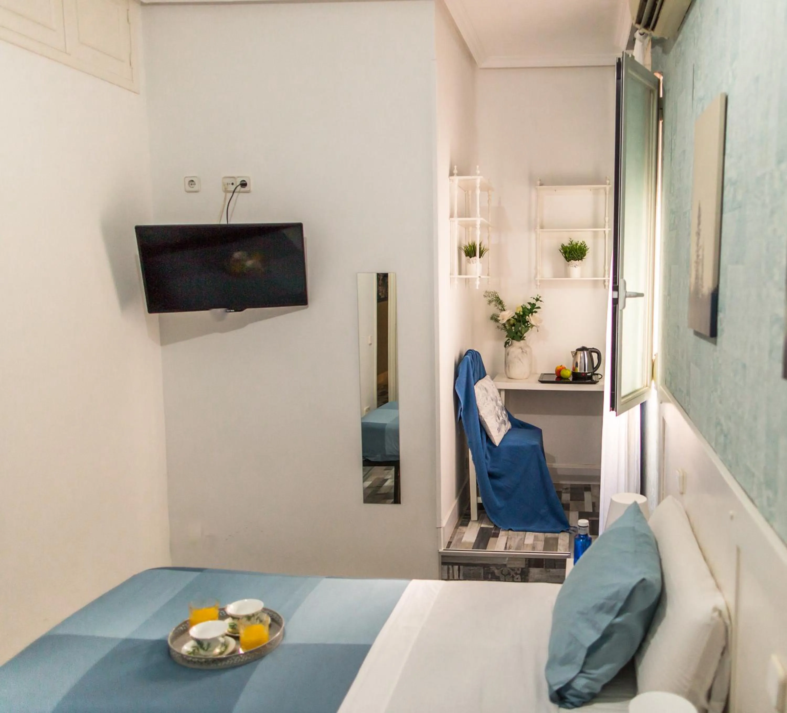 Photo of the whole room, Bed in Fuencarral Adeco