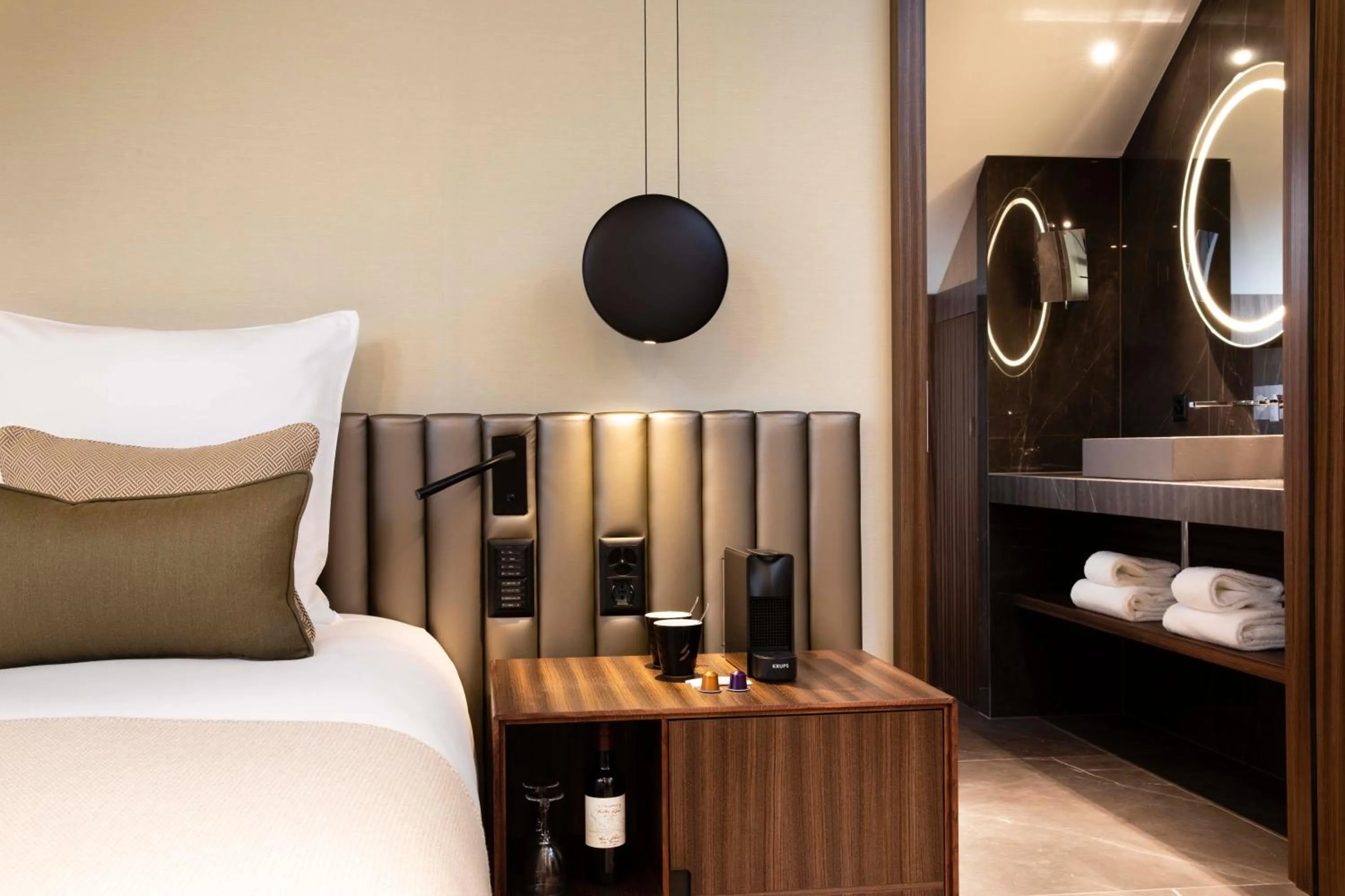 Bathroom, Bed in Hotel D Geneva