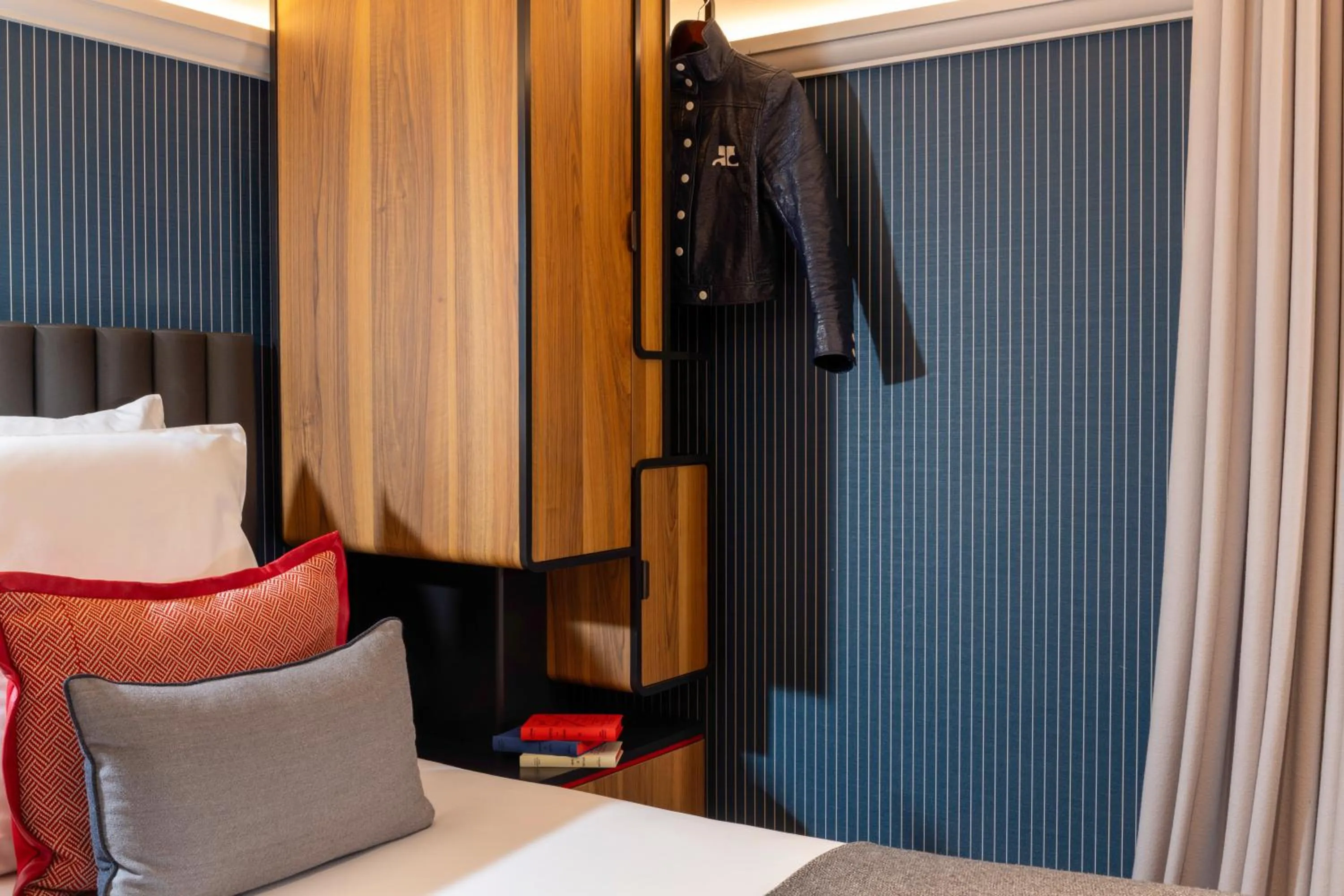 Photo of the whole room, Bed in Hotel D Geneva