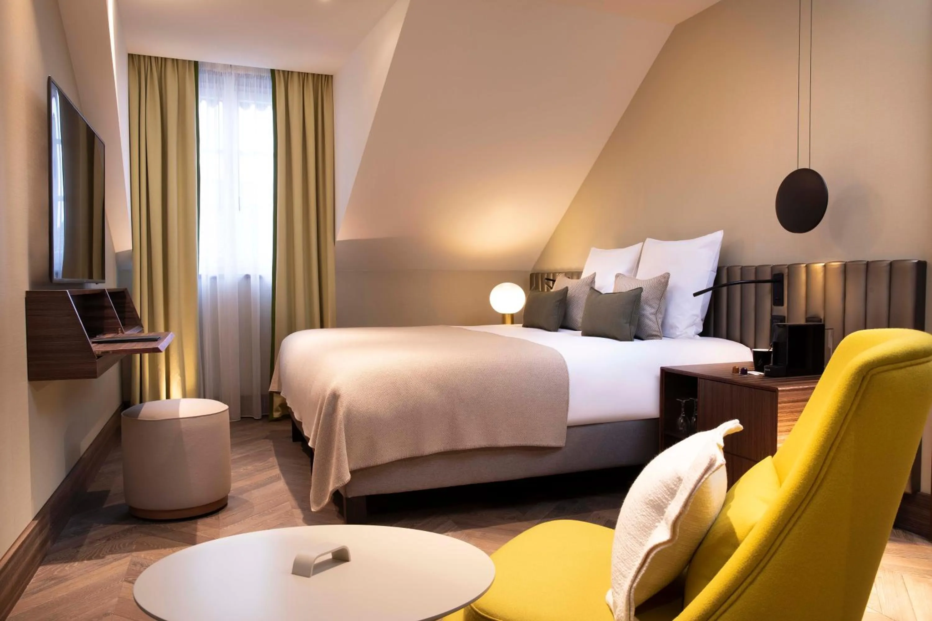 Photo of the whole room, Bed in Hotel D Geneva