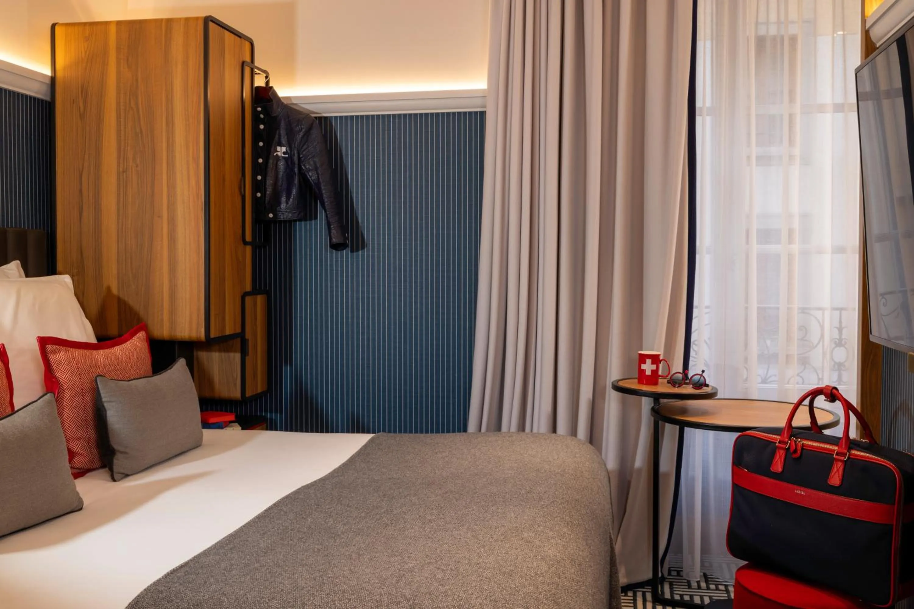 Photo of the whole room, Bed in Hotel D Geneva