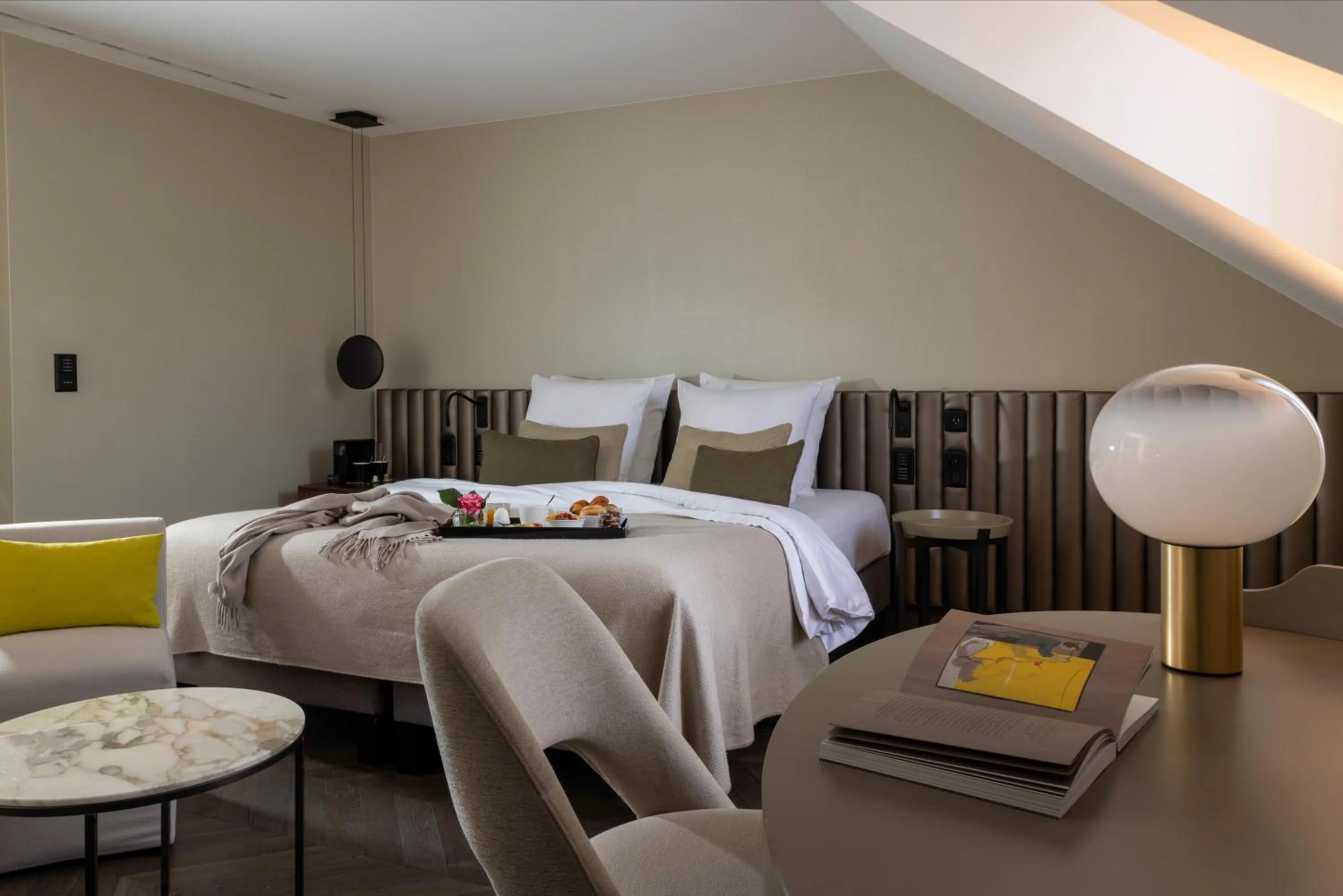 Photo of the whole room, Bed in Hotel D Geneva