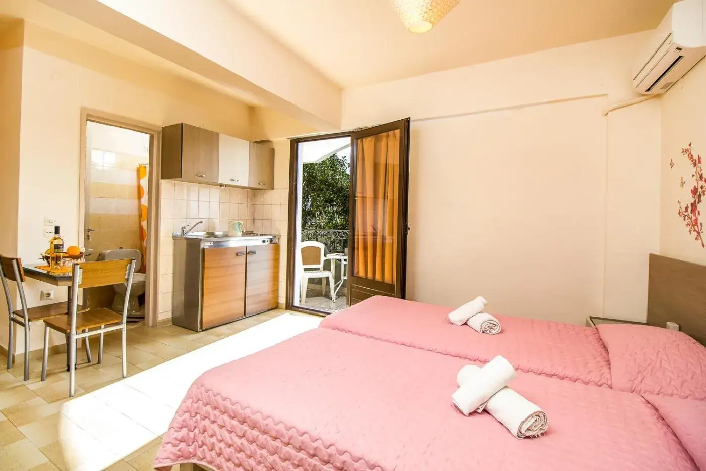 Superior Twin Room with Garden View in Takis Hotel Apartments Superior Twin Room with Garden View in Takis Hotel Apartments