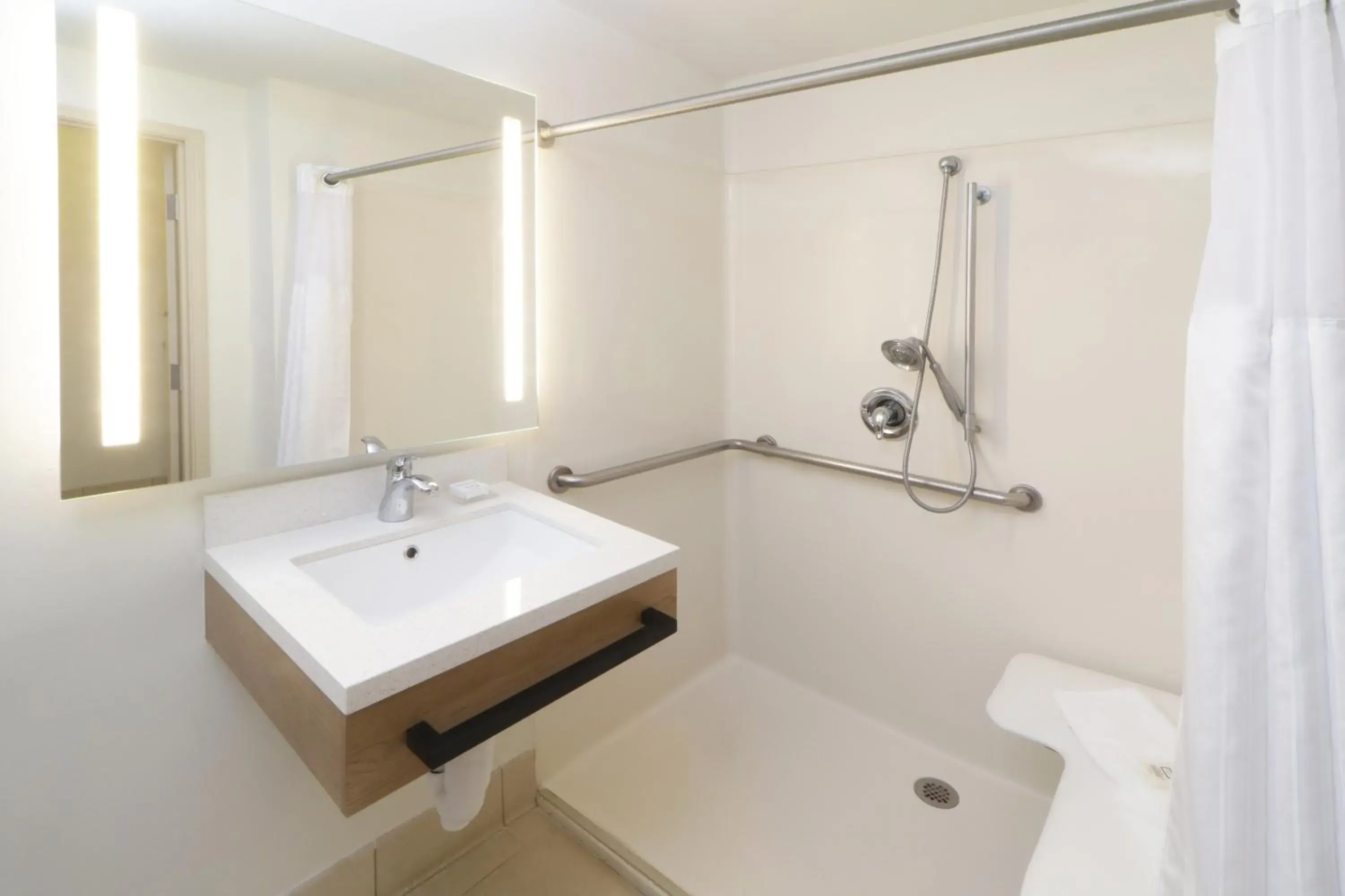 King Room with Roll-In Shower - Mobility/Hearing Accessible - Non-Smoking in Wyndham Garden McAllen at La Plaza Mall King Room with Roll-In Shower - Mobility/Hearing Accessible - Non-Smoking in Wyndham Garden McAllen at La Plaza Mall