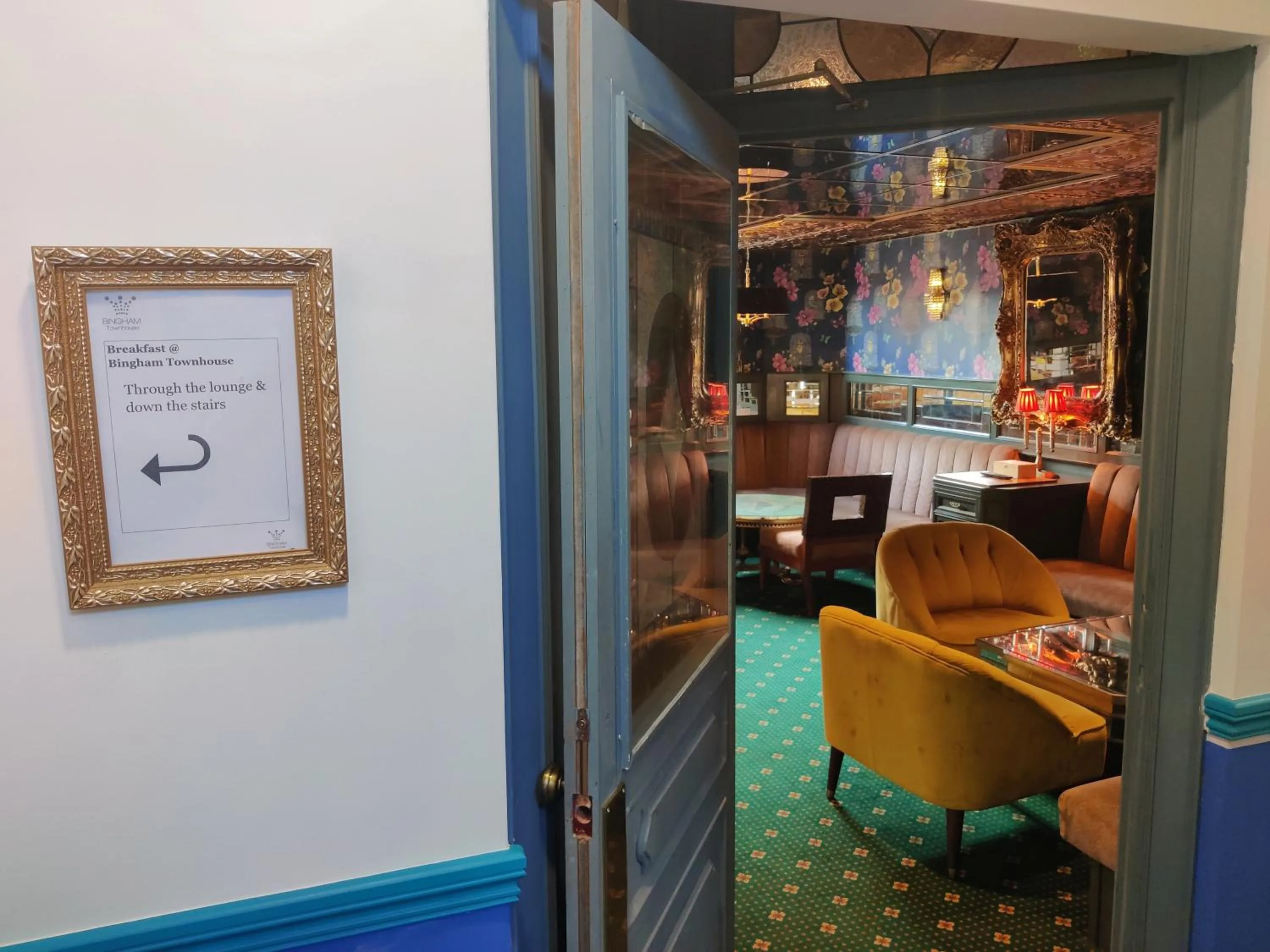 Communal lounge/ TV room in Bingham Townhouse Hotel