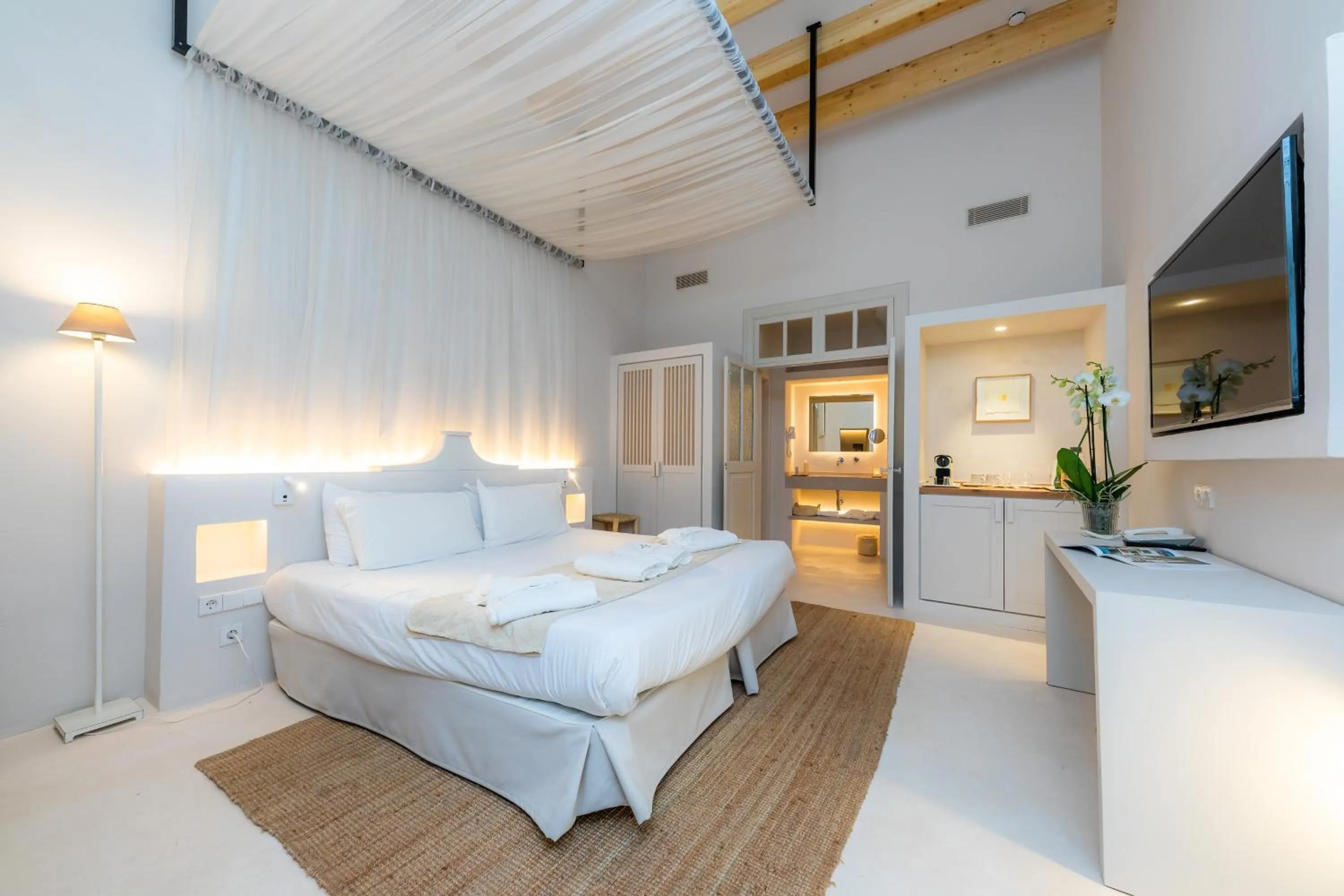 Photo of the whole room, Bed in Yartan Boutique Hotel - Adults Only