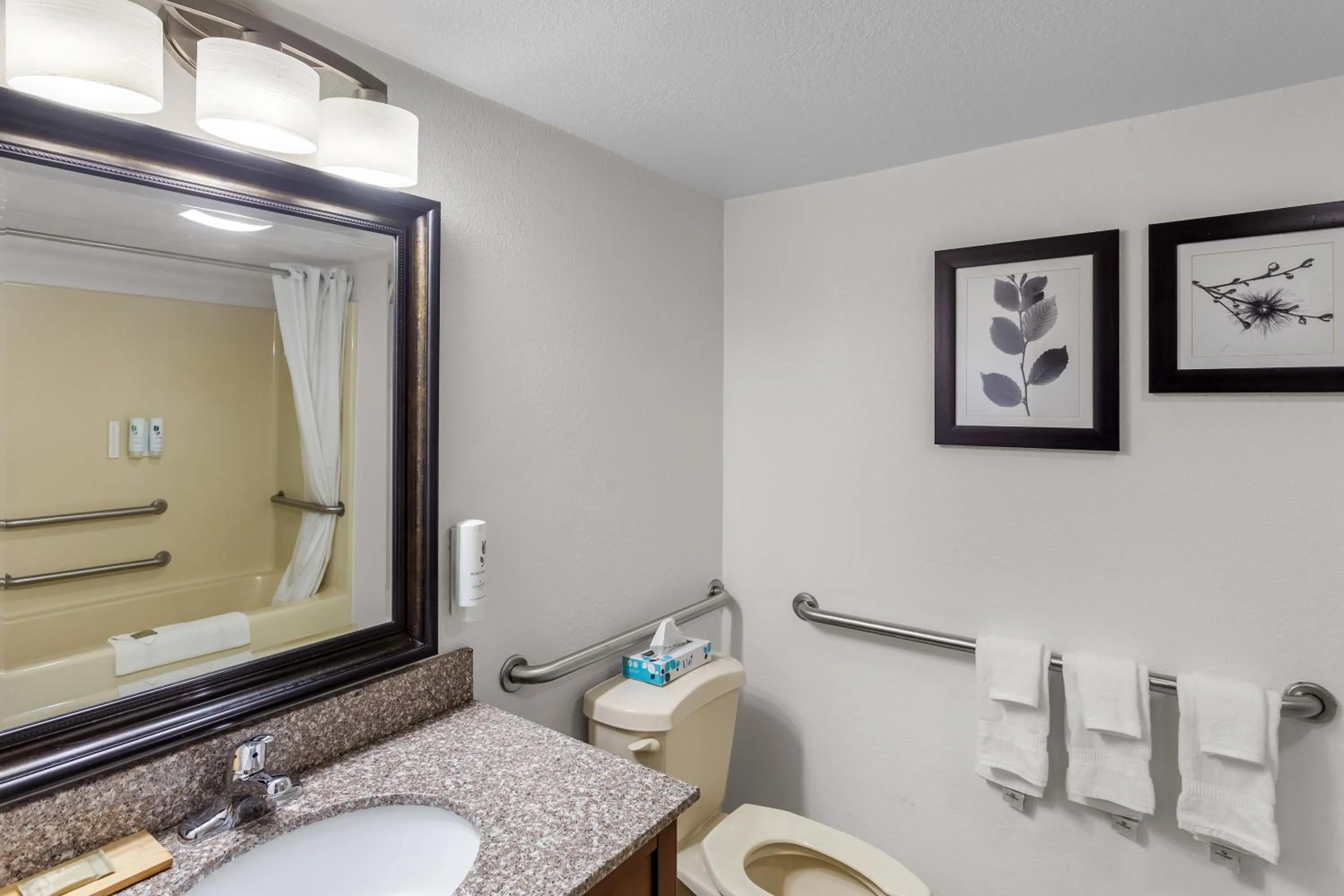 Bathroom in Country Inn & Suites by Radisson, Beckley, WV