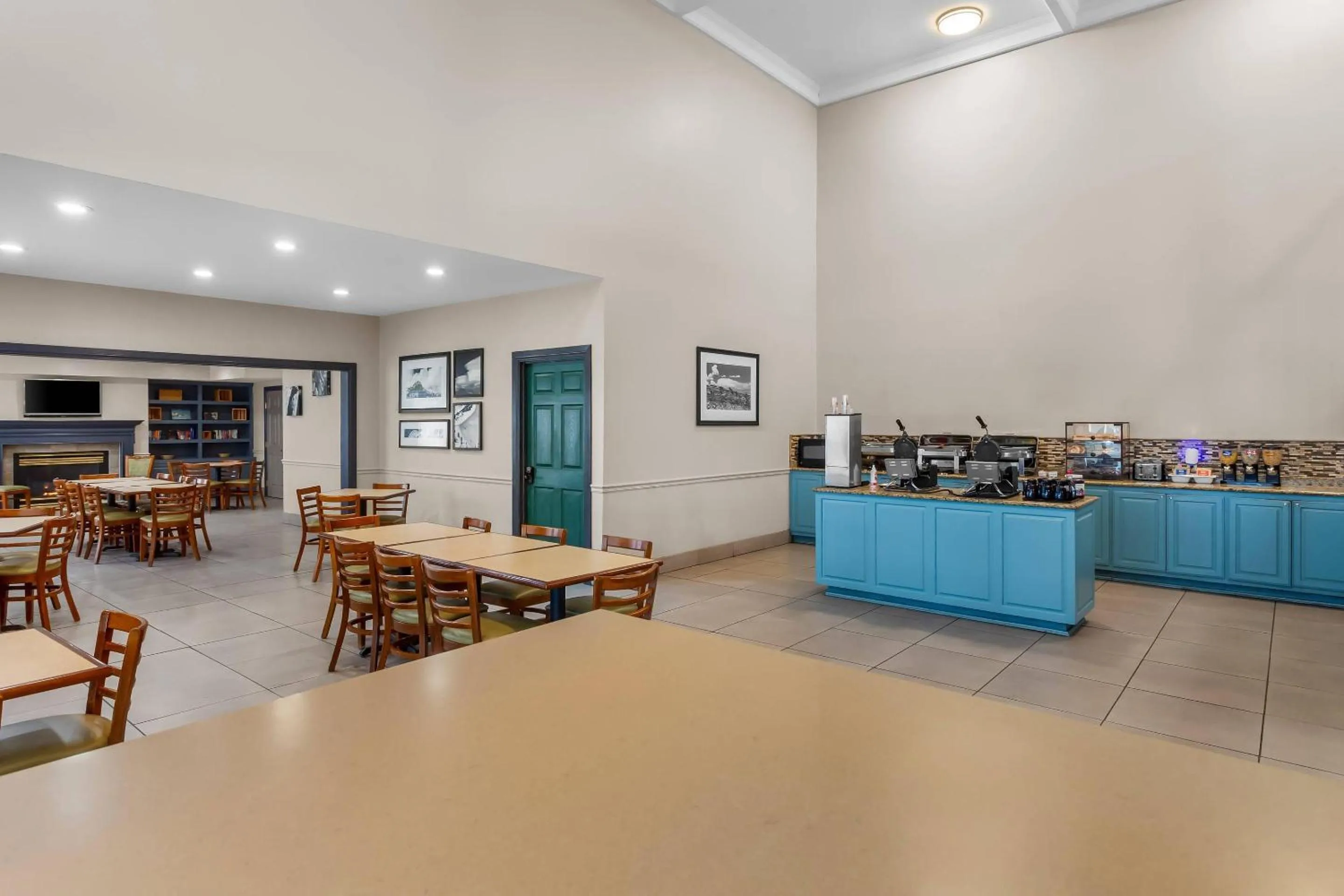 Breakfast in Country Inn & Suites by Radisson, Beckley, WV